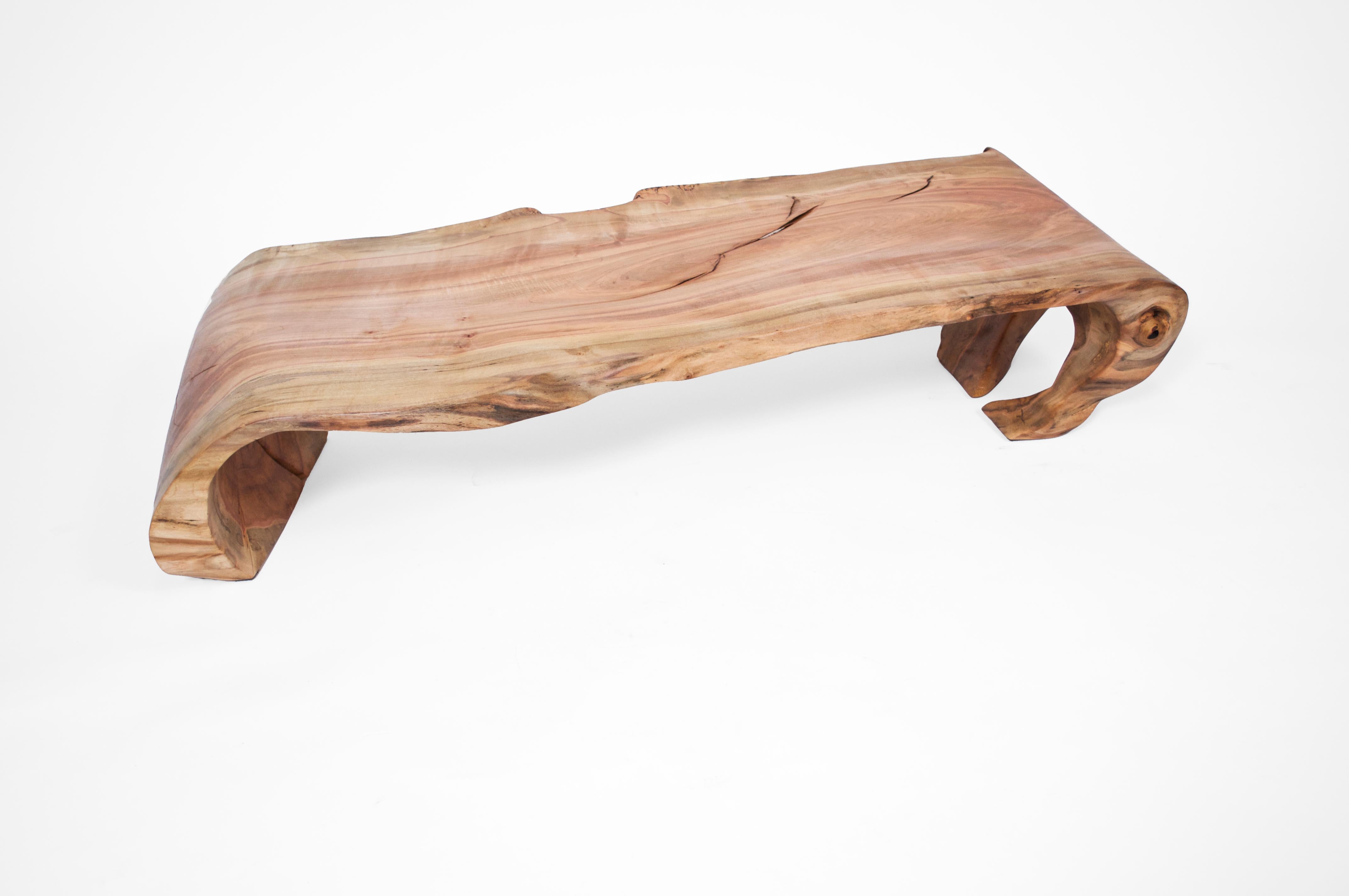Mesa baja T1375 de madera de arce de Noruega por Jörg Pietschmann
Dimensiones: P 55 x An 136 x Al 27 cm.
Materiales: Arce de Noruega.

En las esculturas de Pietschmann, árboles que durante siglos formaron parte de un paisaje y se fundieron en