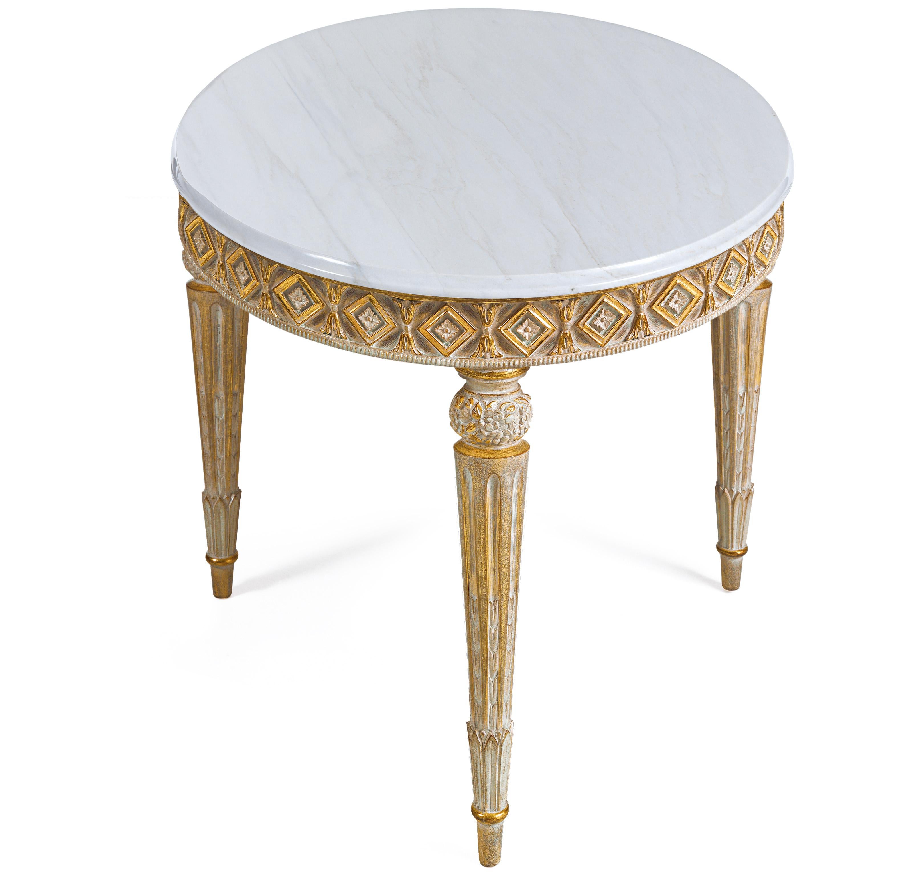The T167/S side  table is a timeless addition to any luxury living room. The soft and fine finish Decapé Gold with patina CO10 emphasizes the artfully hand-carved solid wood frame. The elegant Crema Delicato (MR31) marble top perfectly fits any