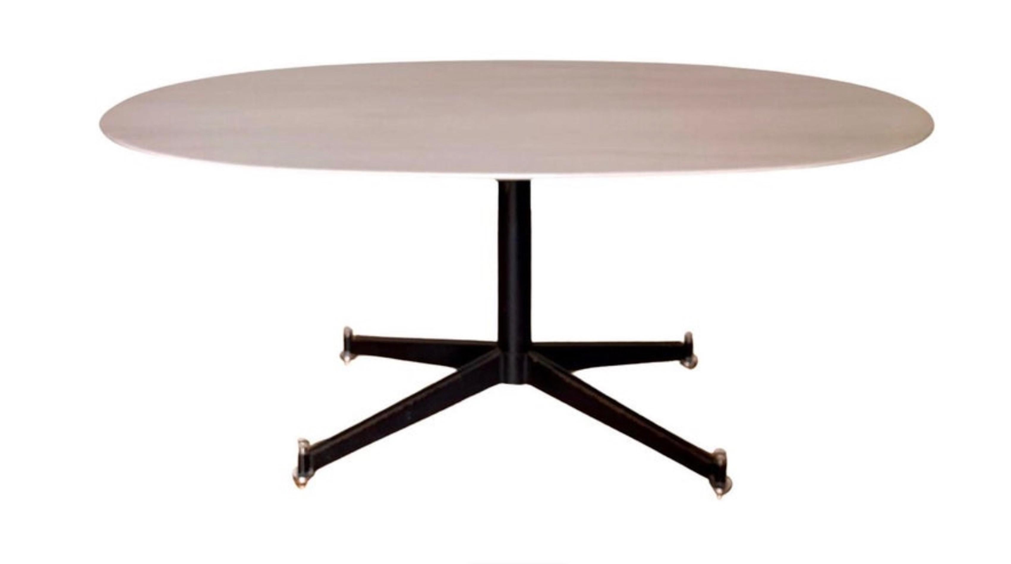 Rare and elegant T2 oval table with very thick marble top, designed by the architect and designer Ignazio Gardella for the Azucena company. The author's characteristic is the iron base and the adjustable feet

It is a work of great personality,