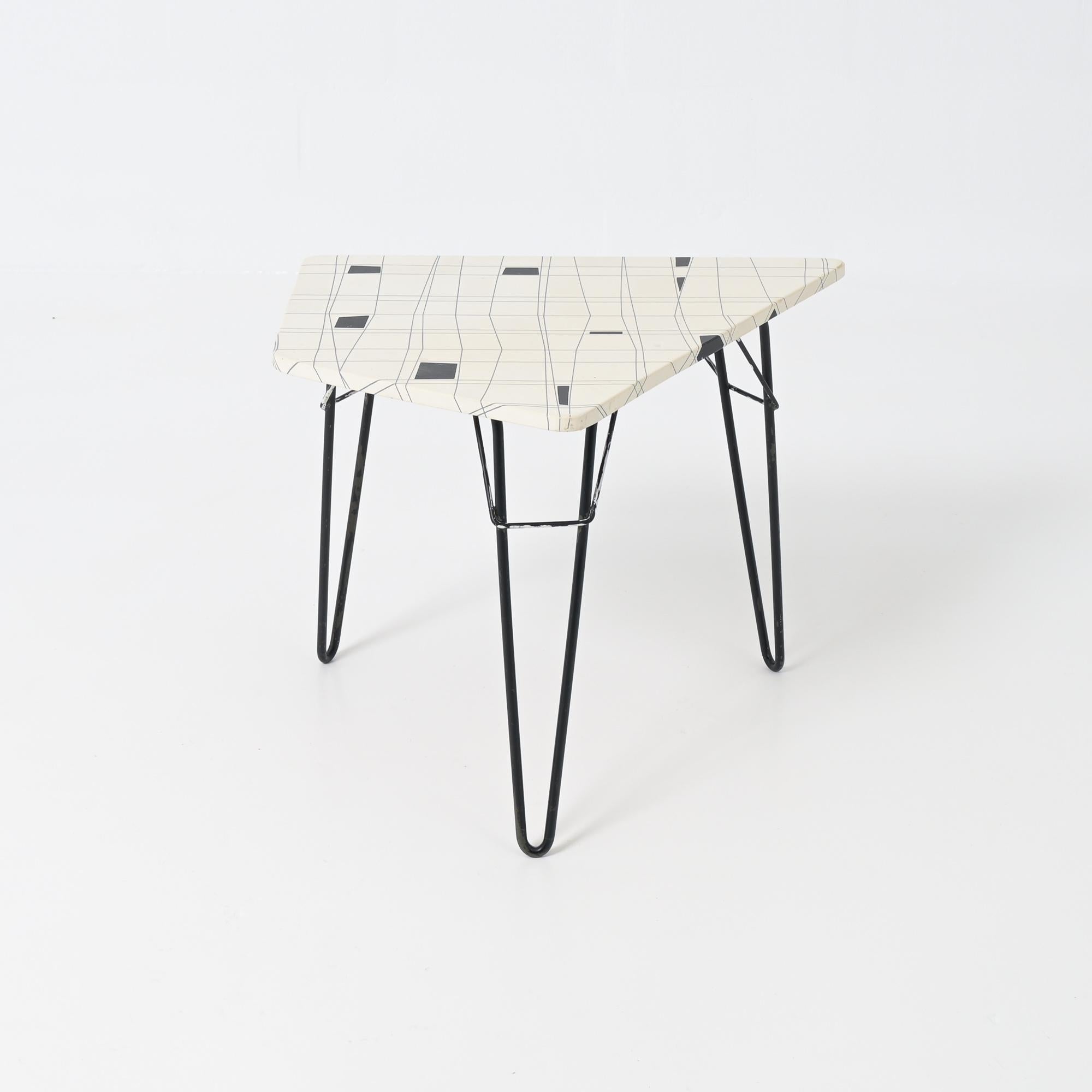 Willy Van Der Meeren a conçu cette table d'appoint haute, modèle T2, pour Tubax en 1954.
Le cadre à trois pieds est constitué de tubes métalliques peints en noir, le dessus est recouvert de vinyle imprimé.
Cette table est en bon état vintage.