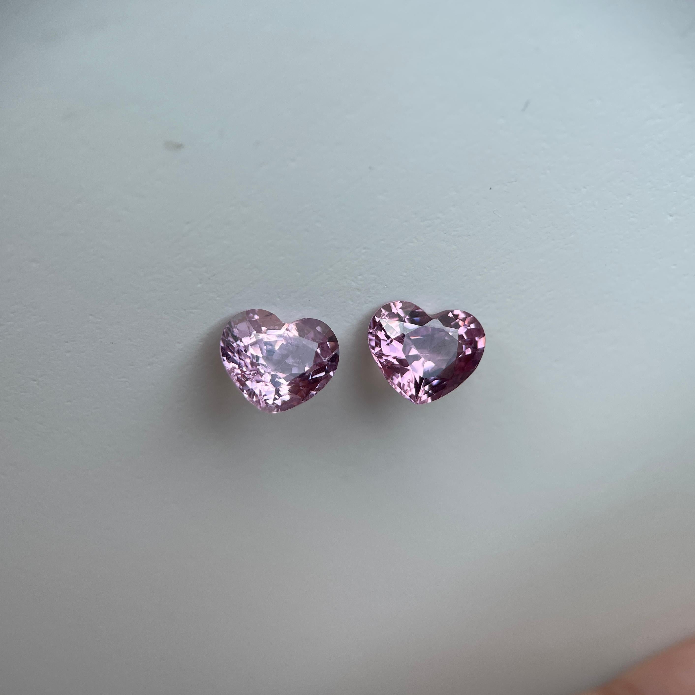 Veuillez noter que le prix indiqué pour cet article est fixe et non négociable. Nous vous remercions de votre compréhension et de votre respect pour notre décision en matière de prix.

Des spinelles roses en forme de cœur totalisant 2,35ct. Cette