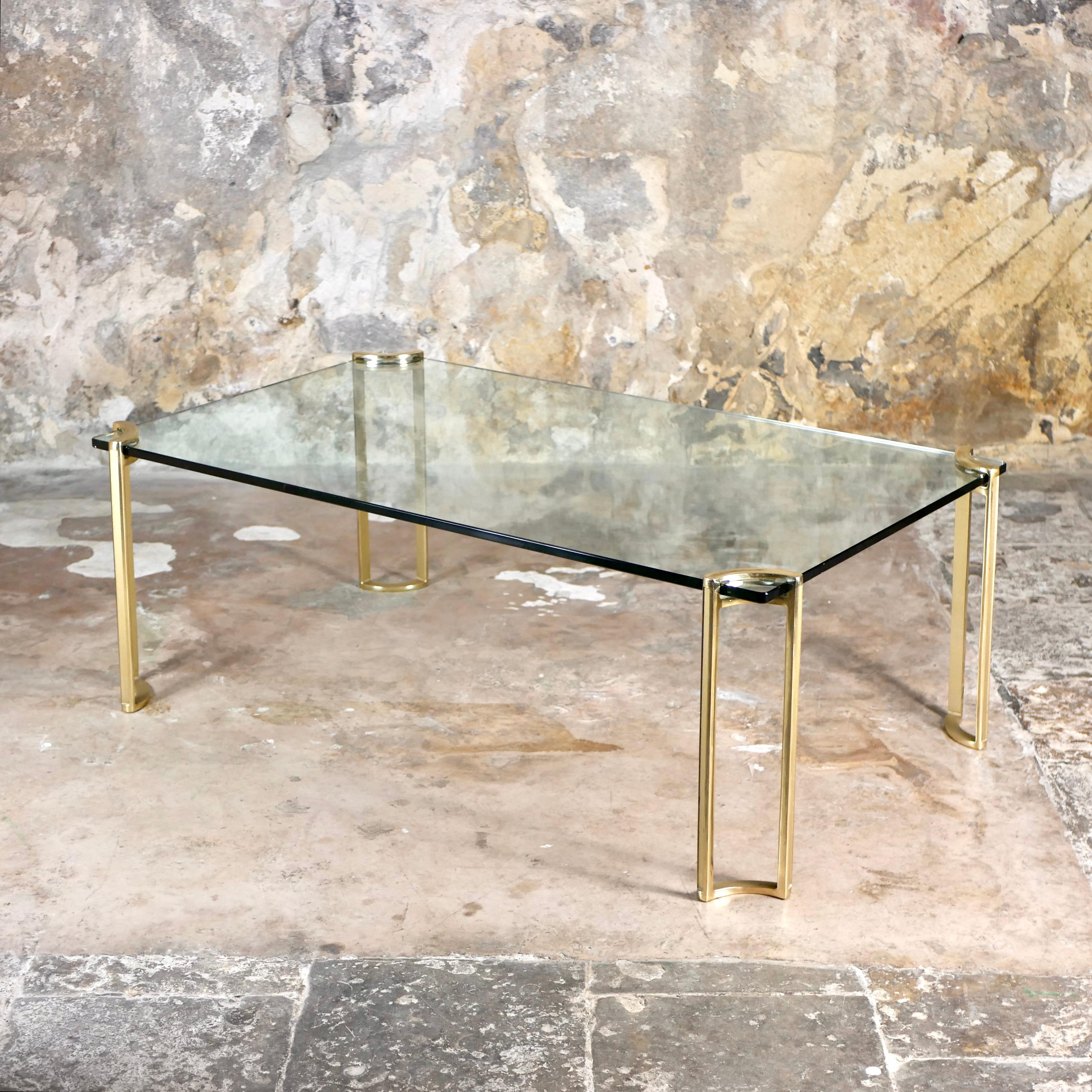 Large rectangular coffee table designed in the 1970s by Peter Ghyzcy in the Netherlands, T24 model.
Brass feet, thick glass top (1,5cm).
Very good condition, few scratches and traces of time.