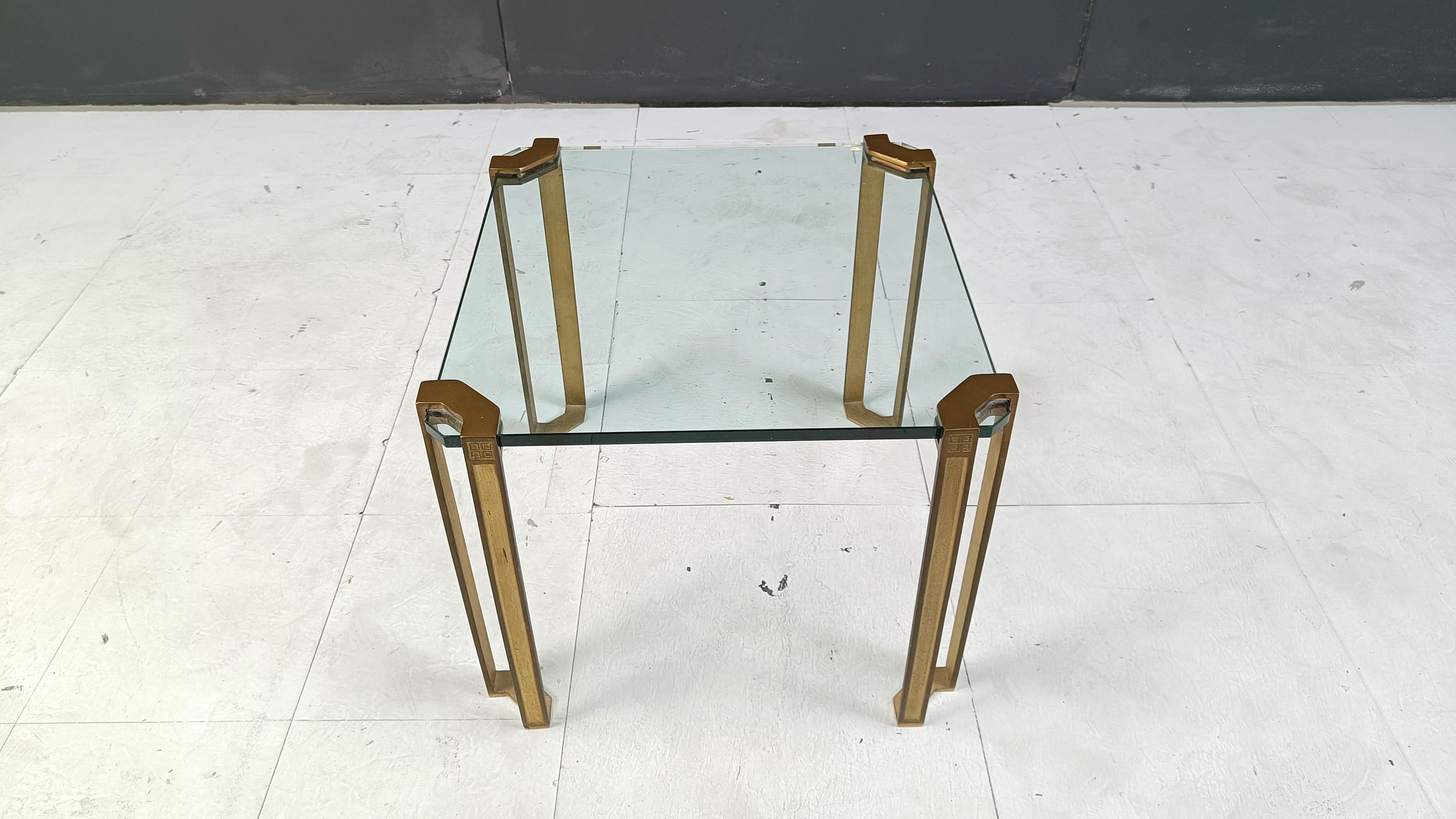 
Tables basses en bronze avec plateau en verre épais et transparent.

La façon dont le verre est soutenu est unique pour les tables de Ghyczy.

Années 1970 - Pays-Bas

Dimensions :
Hauteur : 45cm
Largeur x profondeur : 50cm

Réf. :