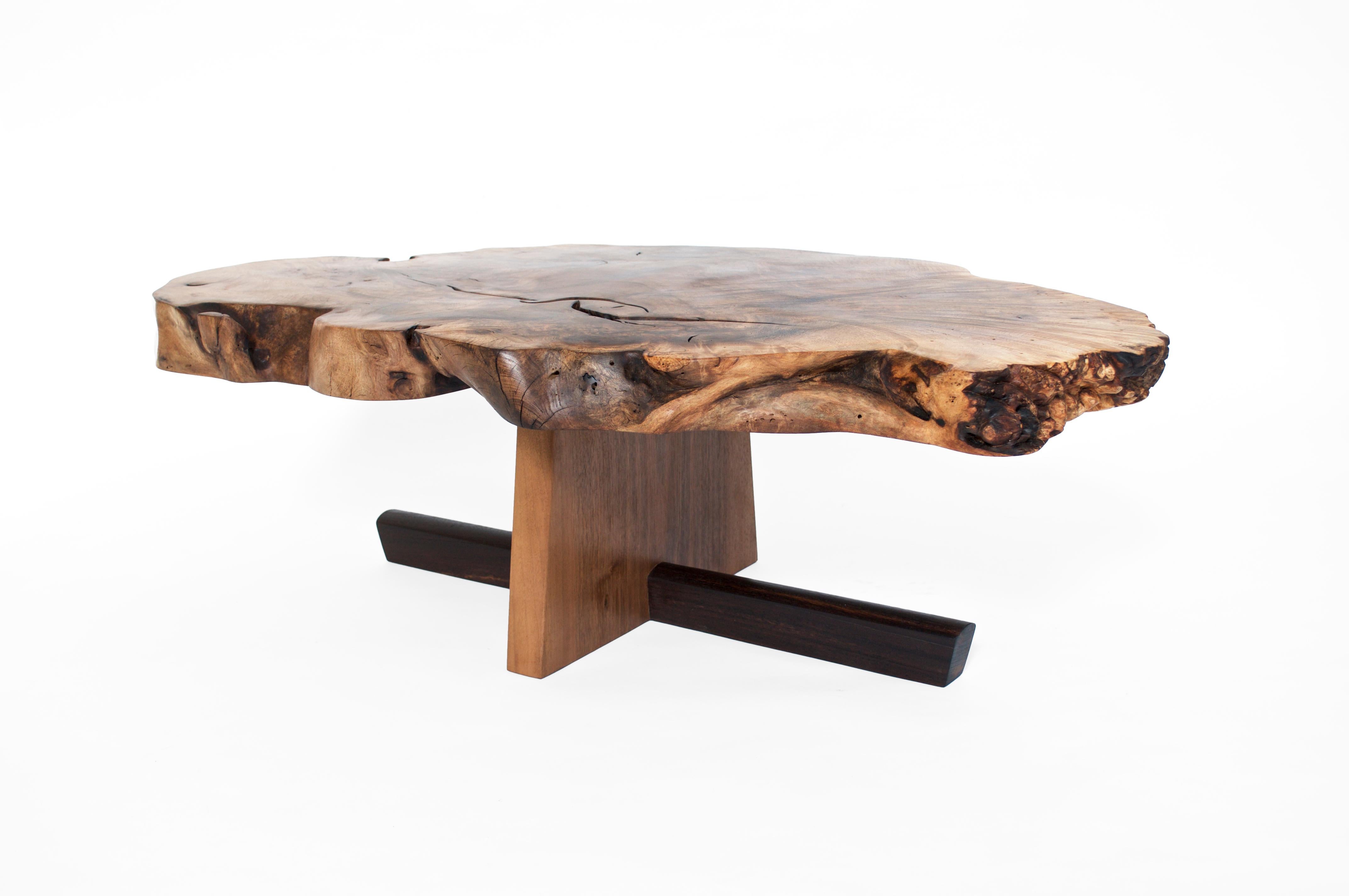 Mesa baja T2611 de wengué, caucásico y nogal europeo by Jörg Pietschmann
Dimensiones: P 72 x An 117 x Al 37 cm.
Materiales: Nogal caucásico, nogal europeo y wengé.

En las esculturas de Pietschmann, árboles que durante siglos formaron parte de un