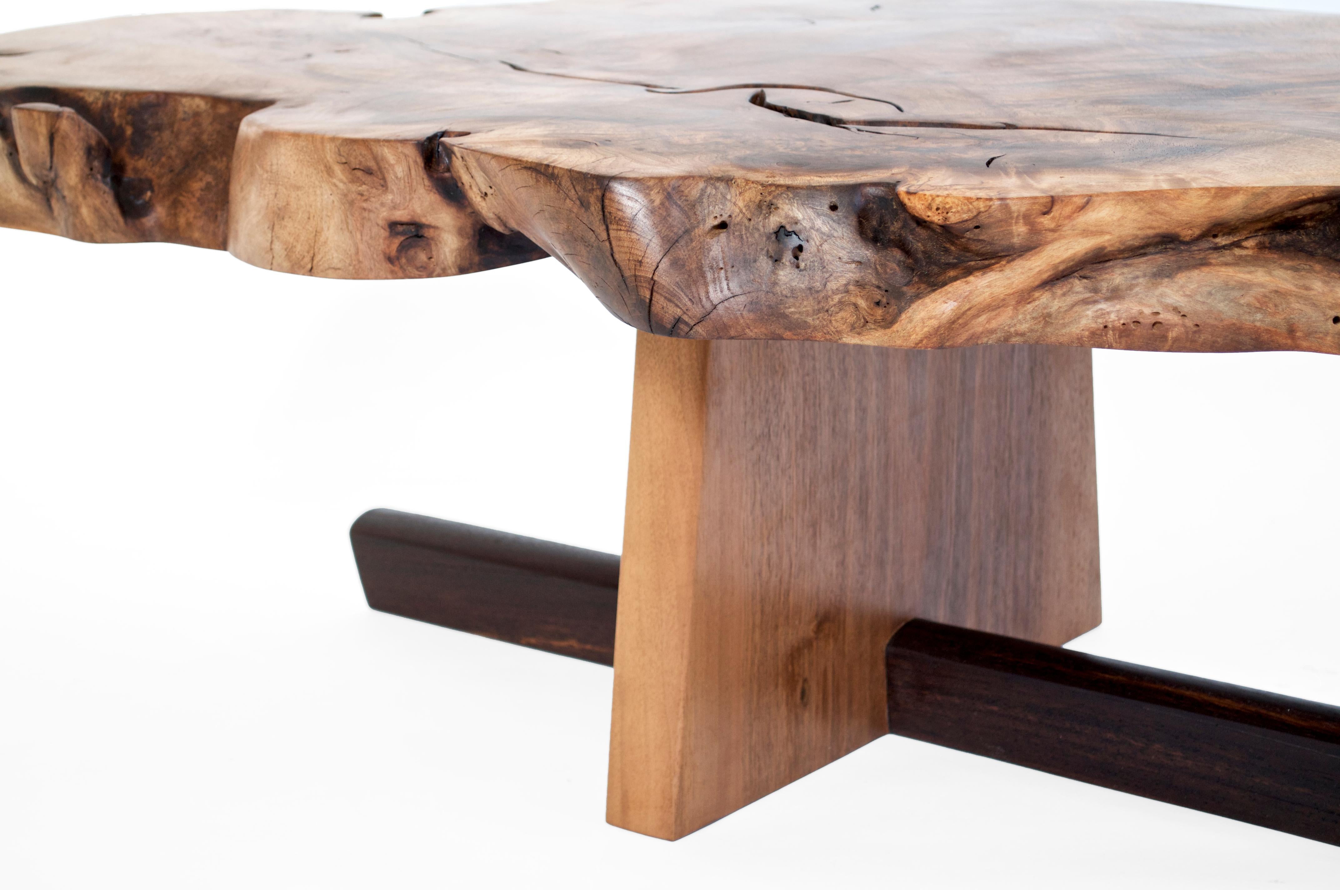 Mesa baja T2611 de wengué, caucásico y nogal europeo by Jörg Pietschmann Posmoderno en venta