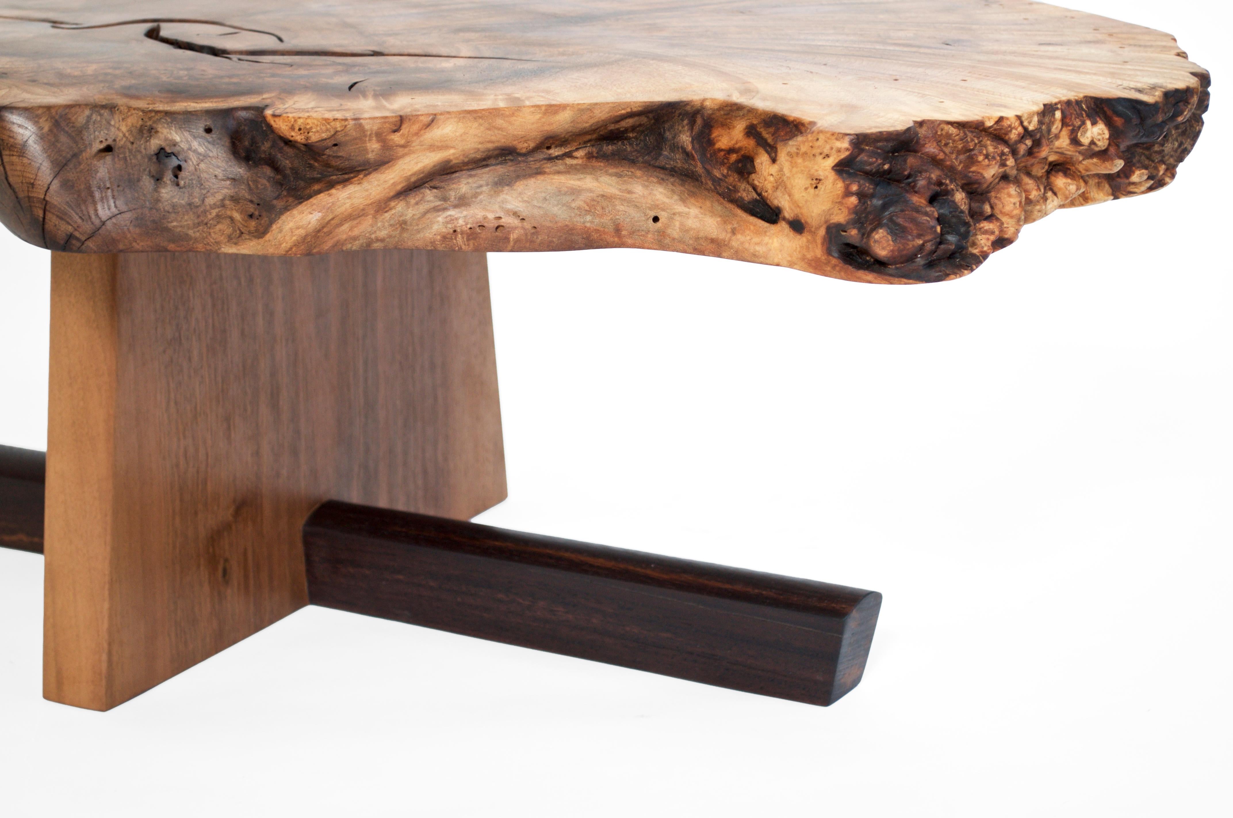 Mesa baja T2611 de wengué, caucásico y nogal europeo by Jörg Pietschmann Alemán en venta