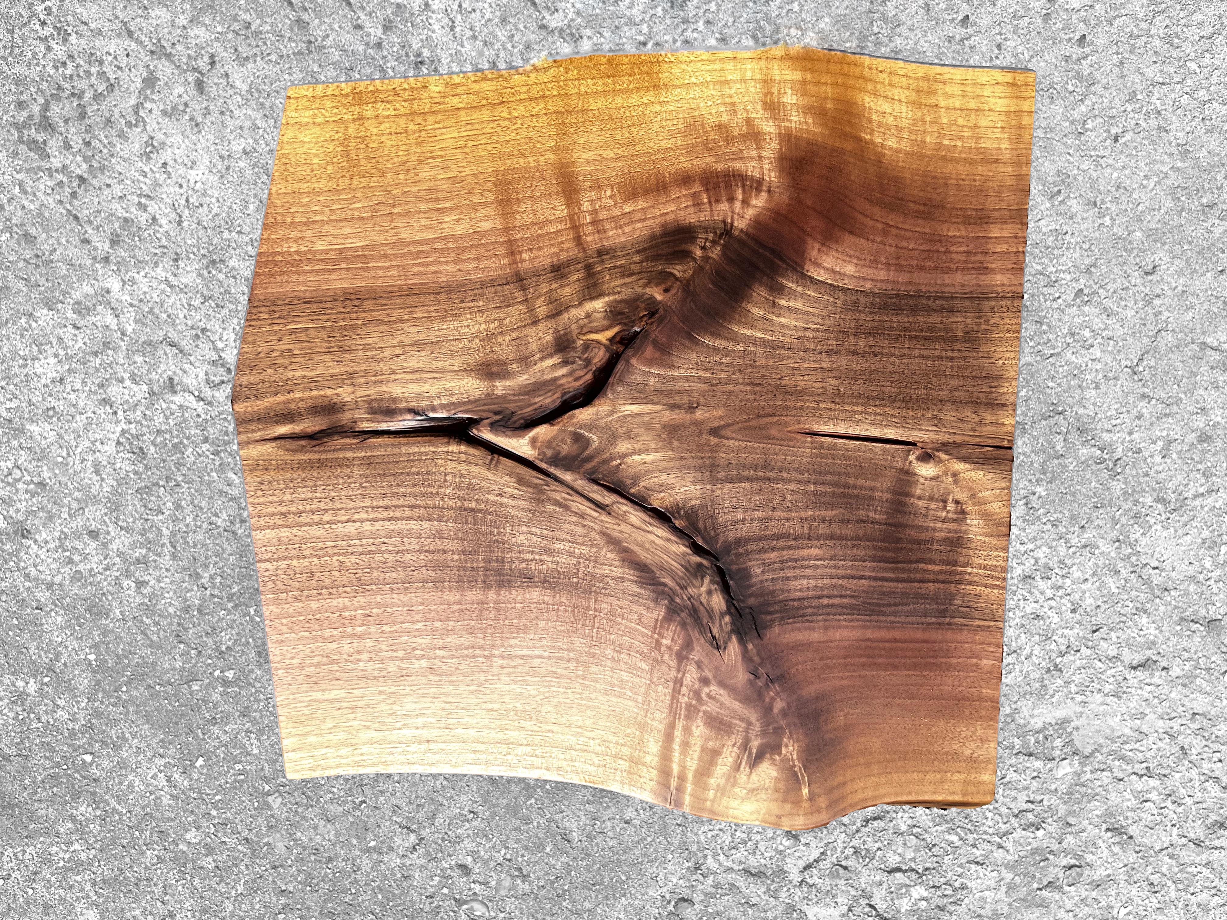 T2623 Mesa baja redonda de madera de nogal europeo by Jörg Pietschmann en venta 2