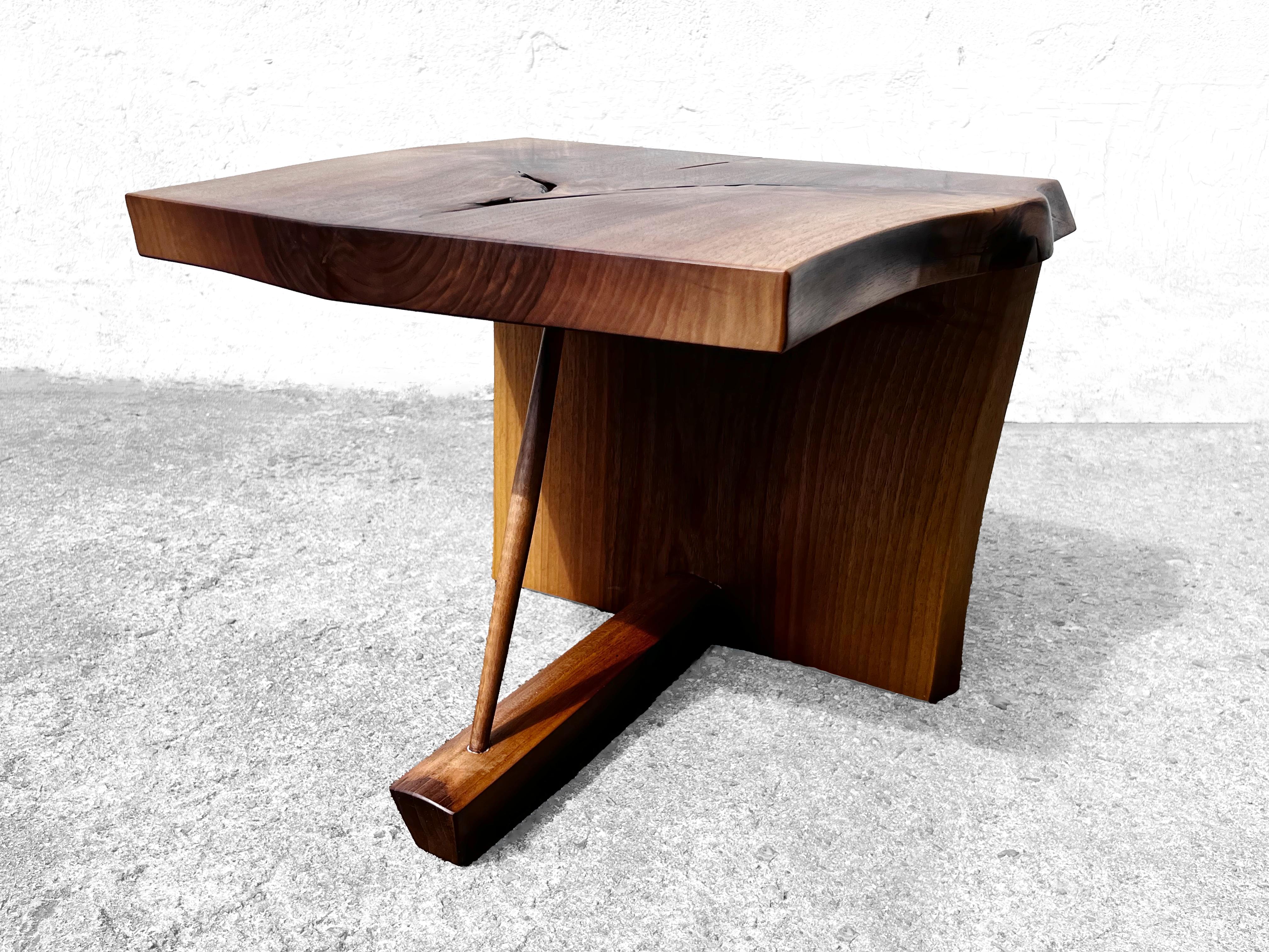 T2623 Mesa baja redonda de madera de nogal europeo by Jörg Pietschmann en venta 3