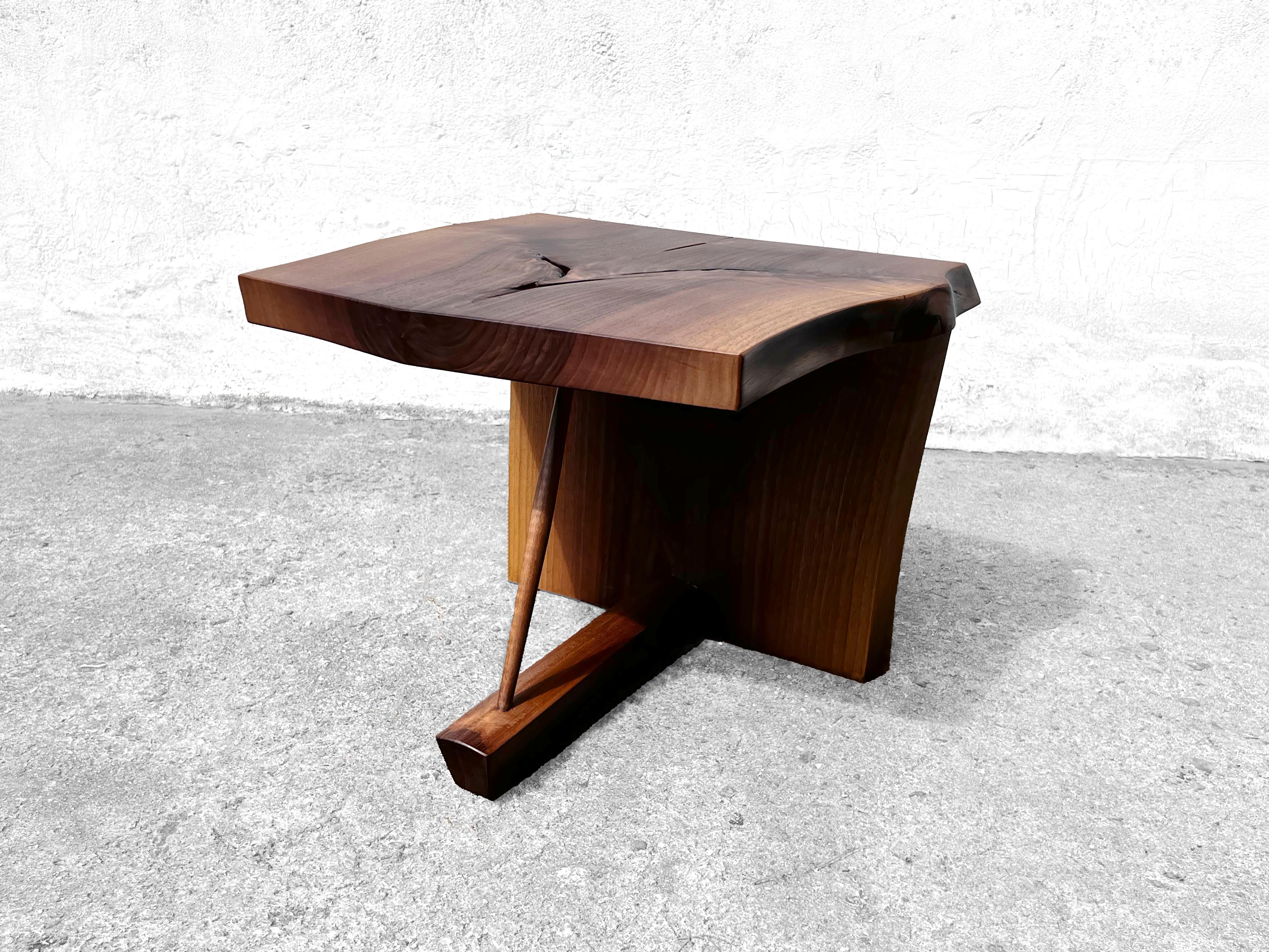 T2623 Mesa baja redonda de madera de nogal europeo by Jörg Pietschmann en venta 4