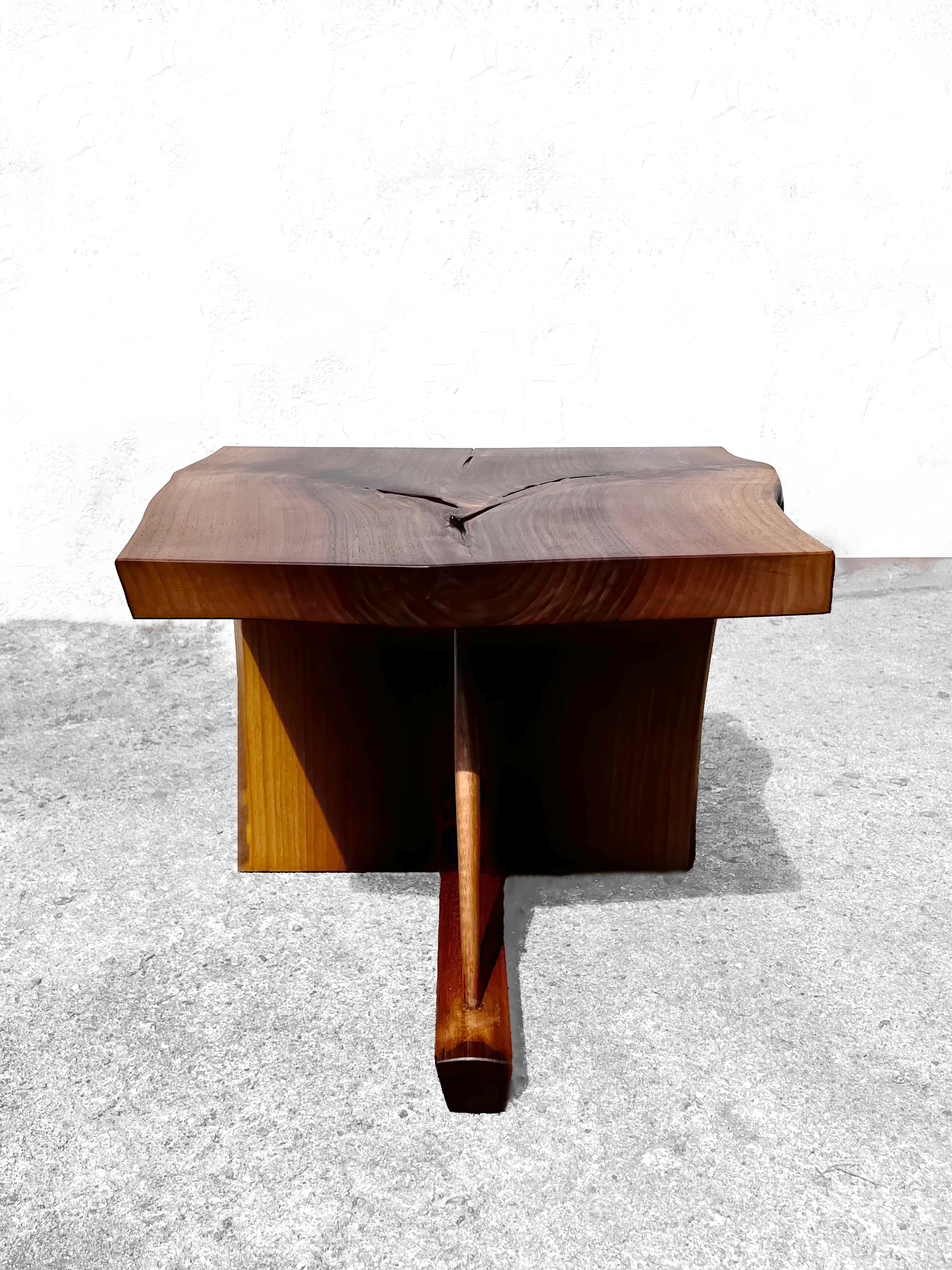 T2623 Mesa baja redonda de madera de nogal europeo by Jörg Pietschmann en venta 5