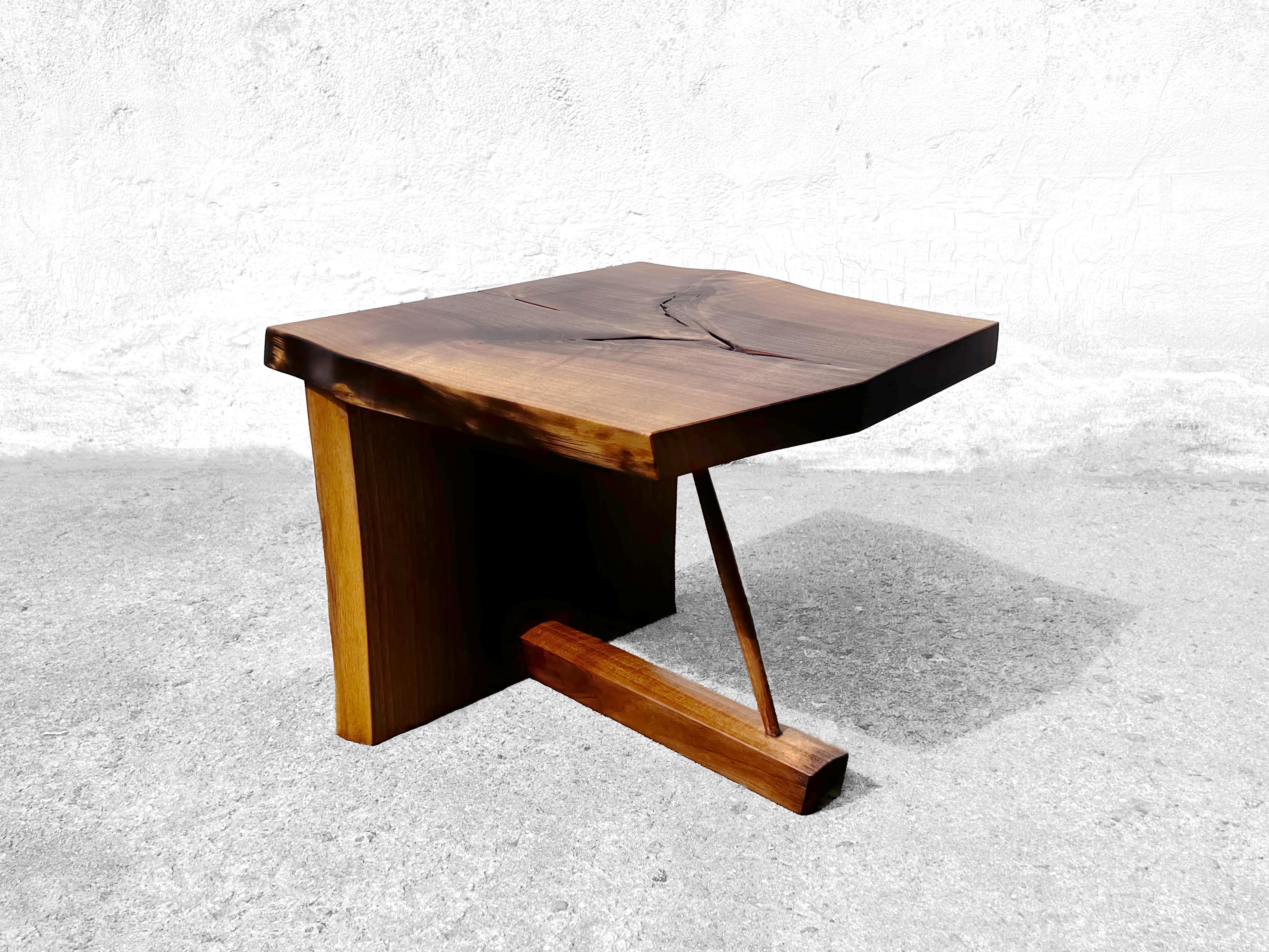 T2623 Mesa baja redonda de madera de nogal europeo by Jörg Pietschmann en venta 6