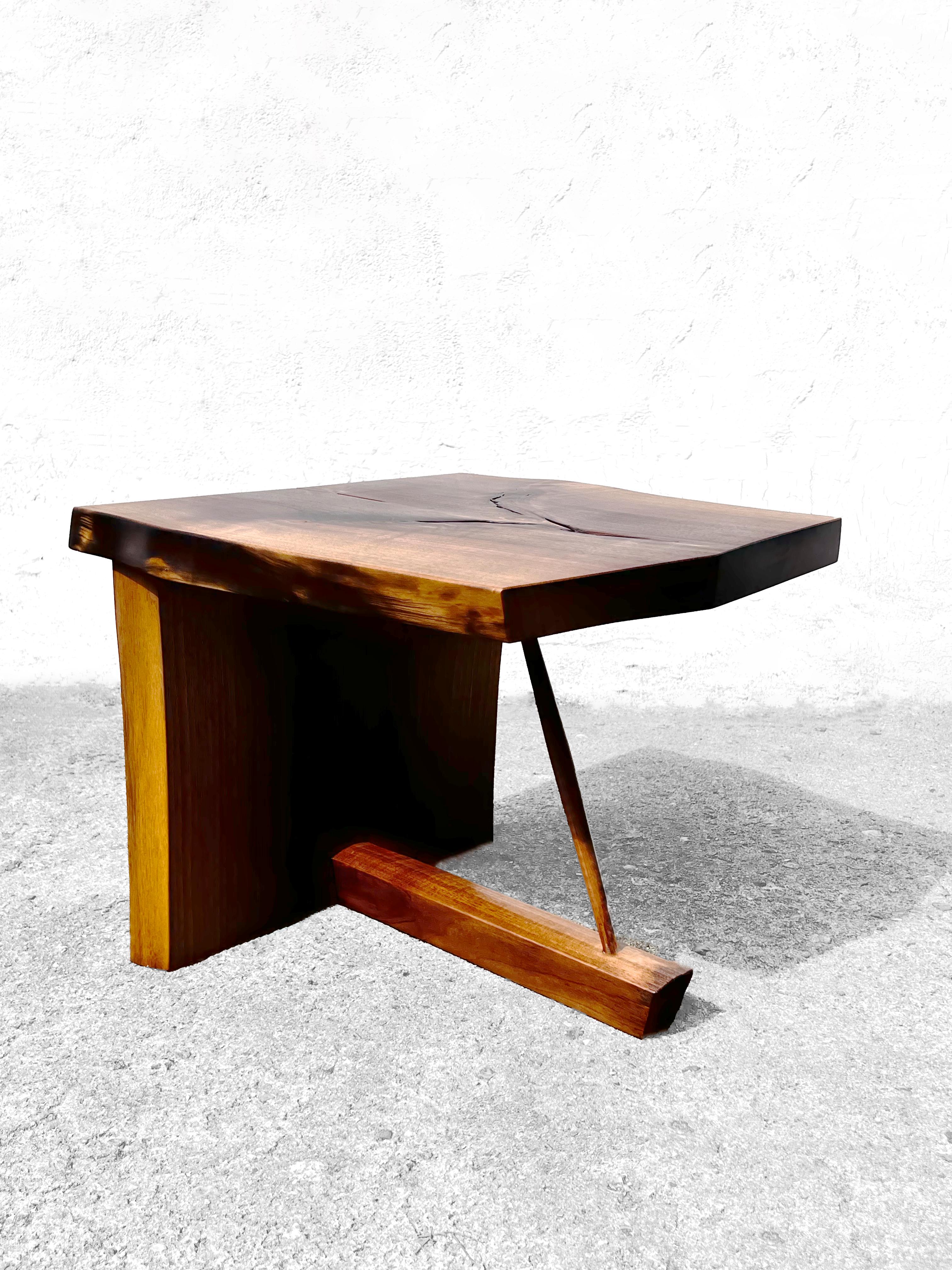 T2623 Mesa baja redonda de madera de nogal europeo by Jörg Pietschmann en venta 7