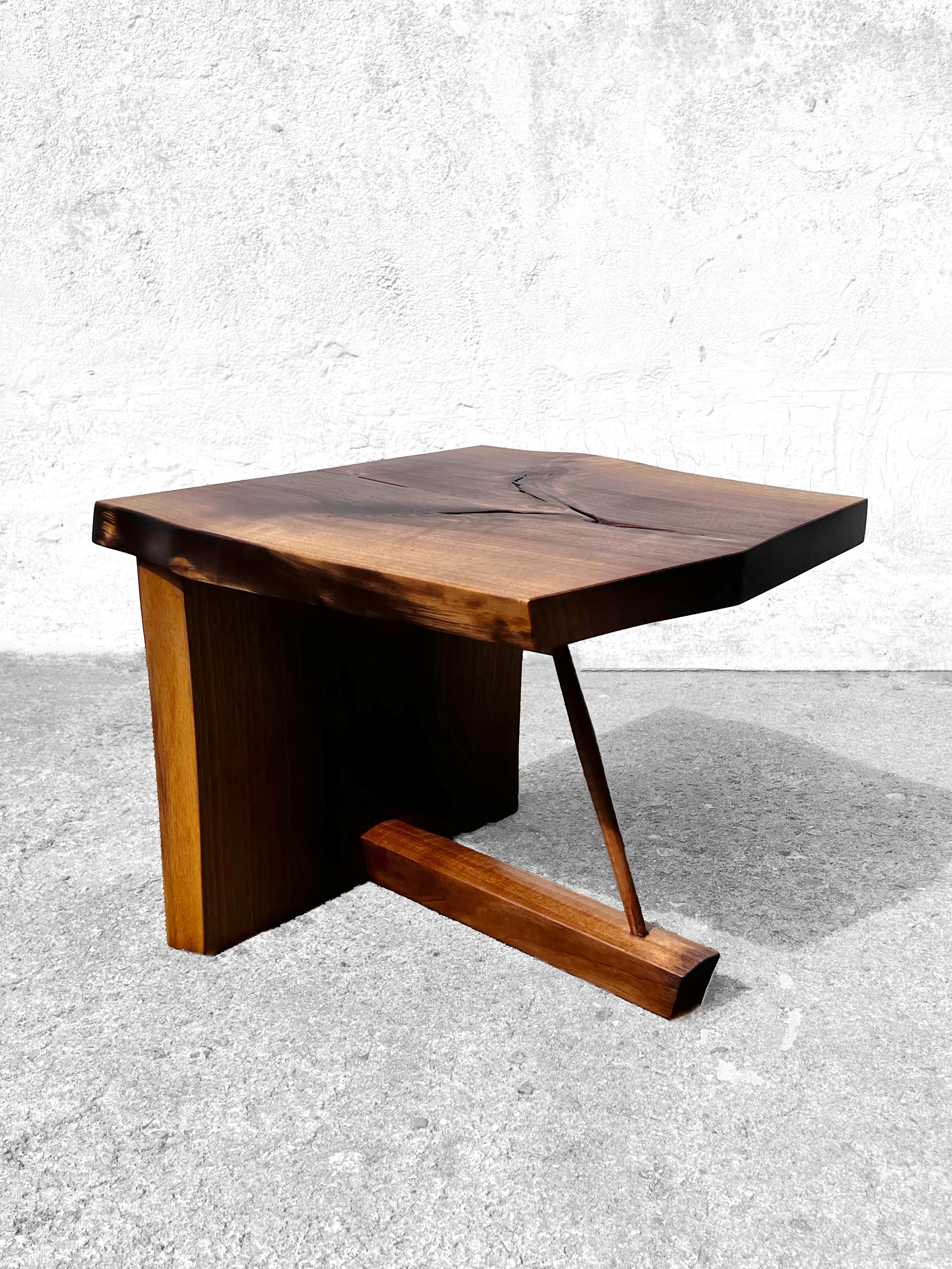 T2623 Mesa baja redonda de madera de nogal europeo by Jörg Pietschmann en venta 8
