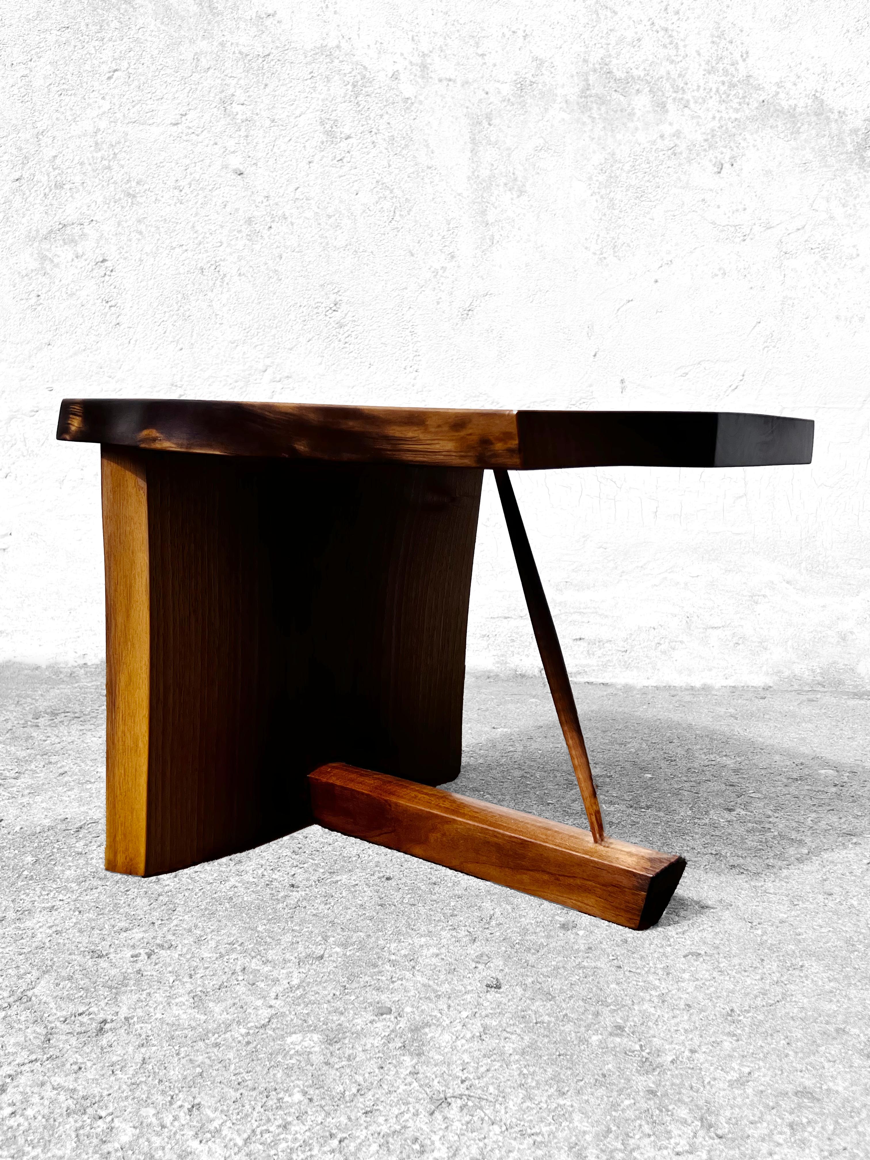 T2623 Mesa baja redonda de madera de nogal europeo by Jörg Pietschmann en venta 9
