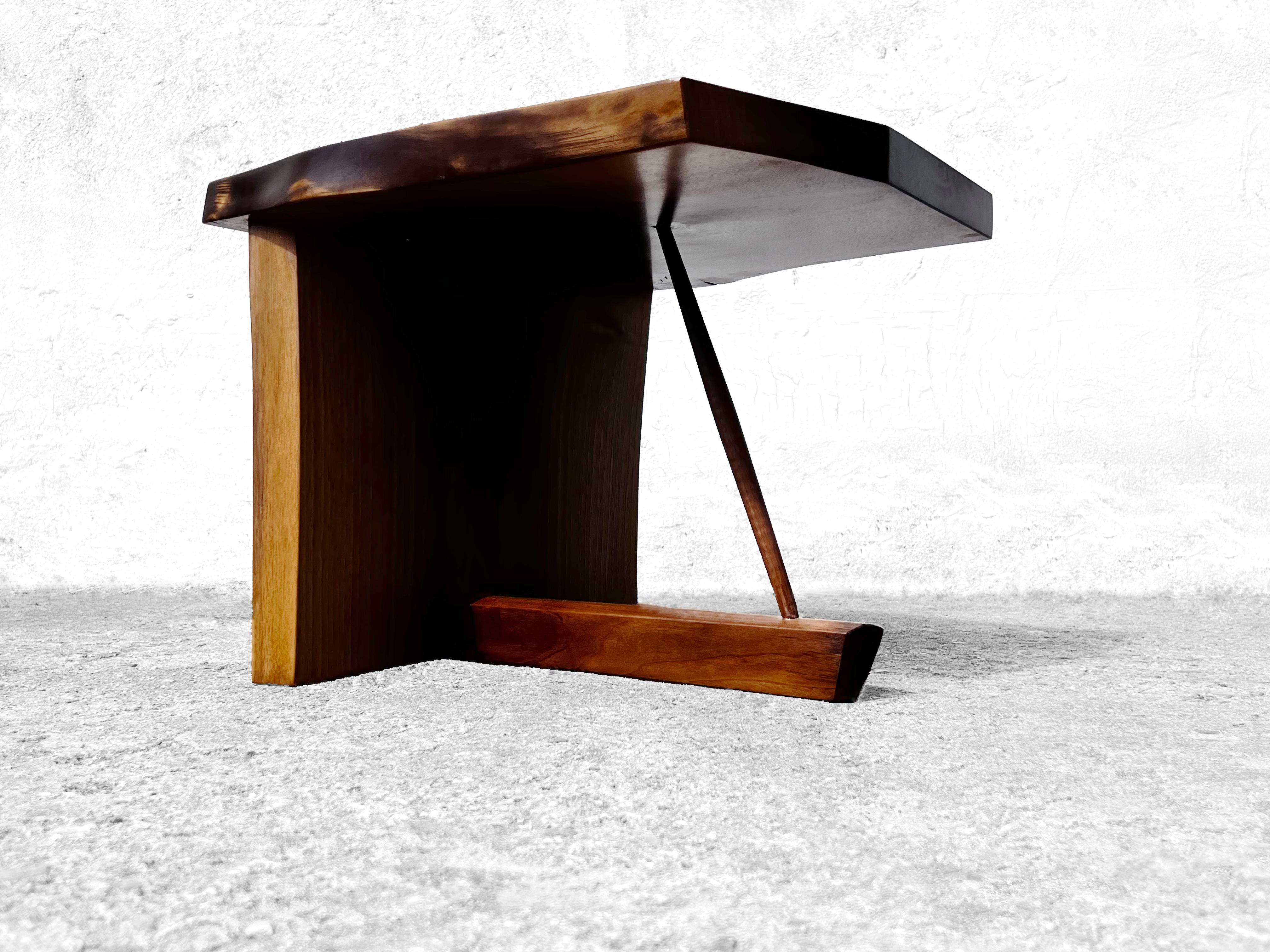T2623 Mesa baja redonda de madera de nogal europeo by Jörg Pietschmann en venta 10