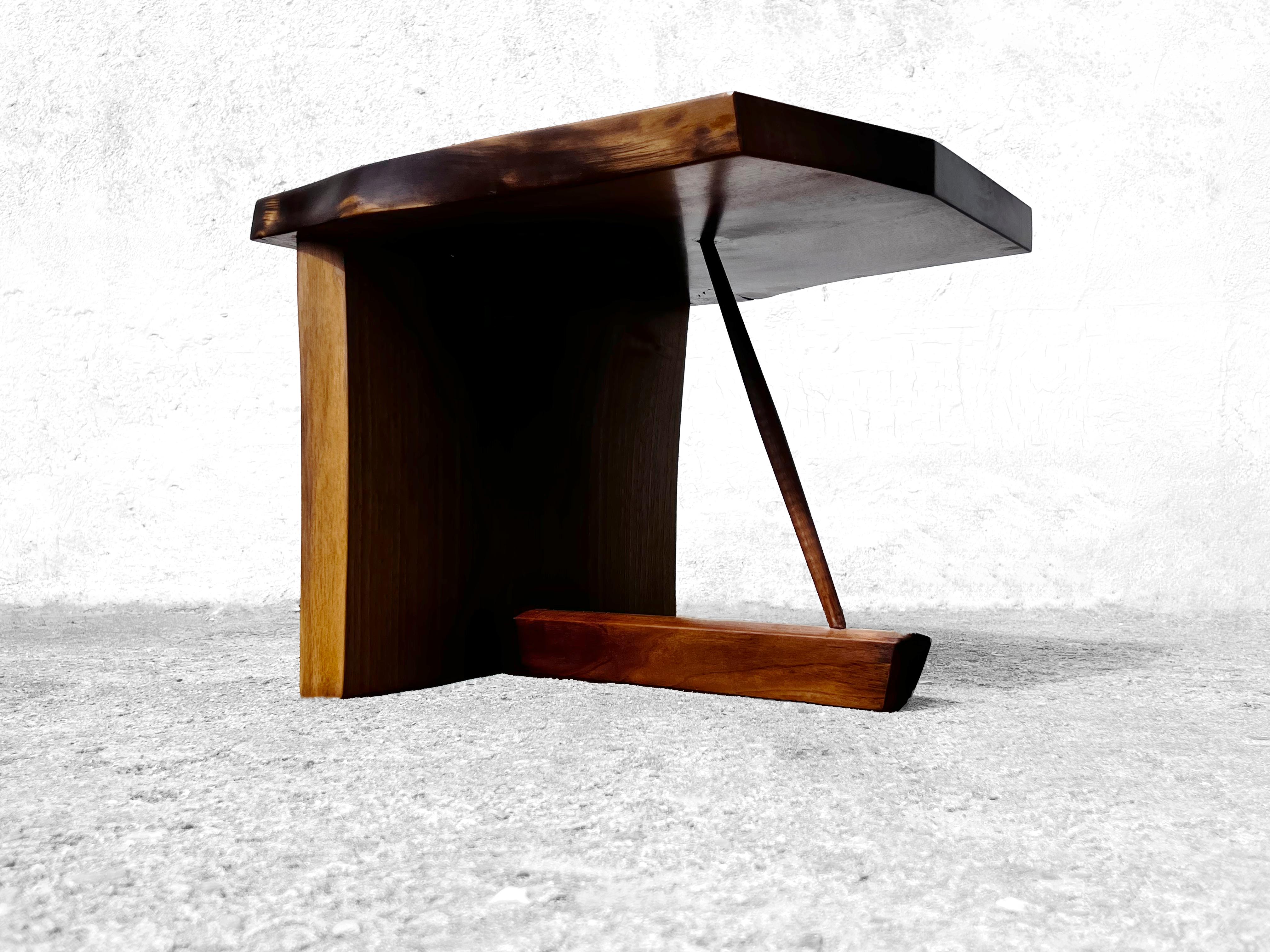 T2623 Mesa baja redonda de madera de nogal europeo by Jörg Pietschmann en venta 11