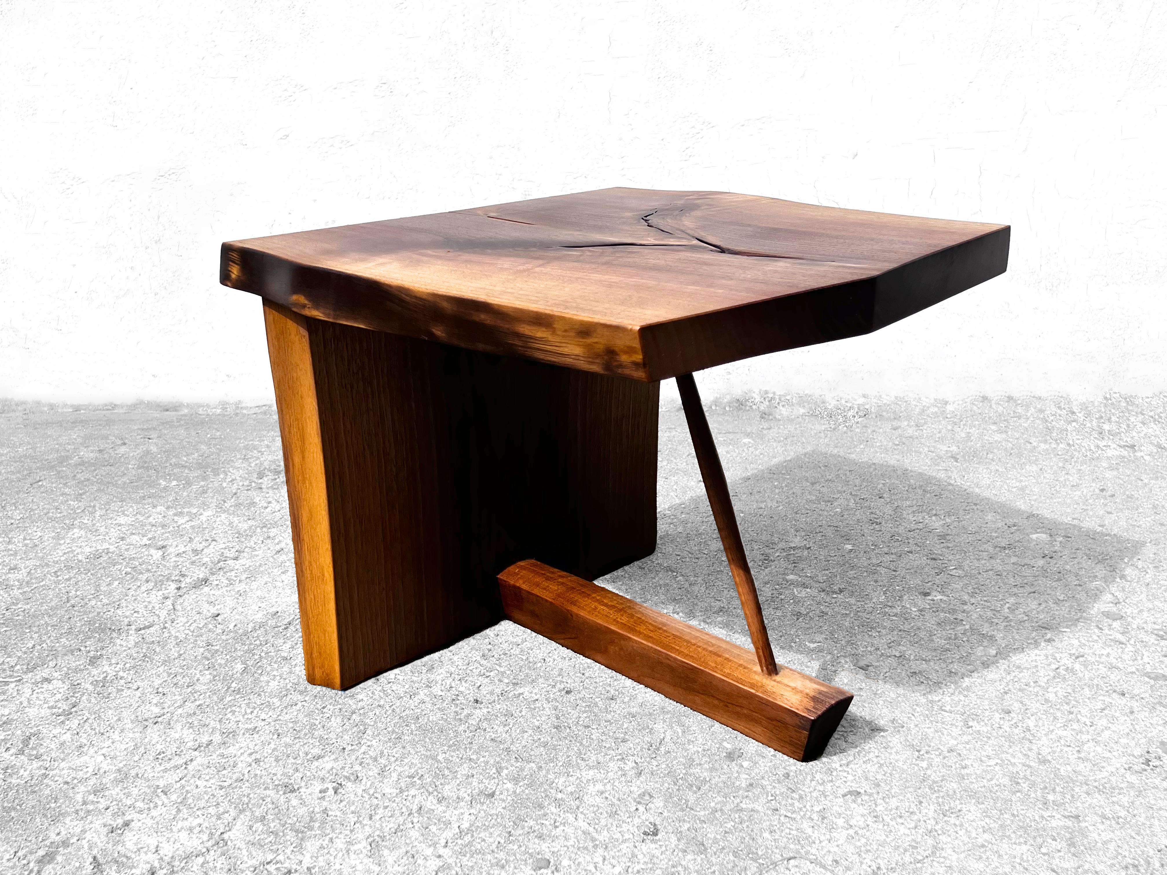 T2623 Mesa baja redonda de madera de nogal europeo by Jörg Pietschmann
Dimensiones: P 55 x An 56 x Al 54  cm.
Materiales: Nogal europeo.

En las esculturas de Pietschmann, árboles que durante siglos formaron parte de un paisaje y se fundieron en