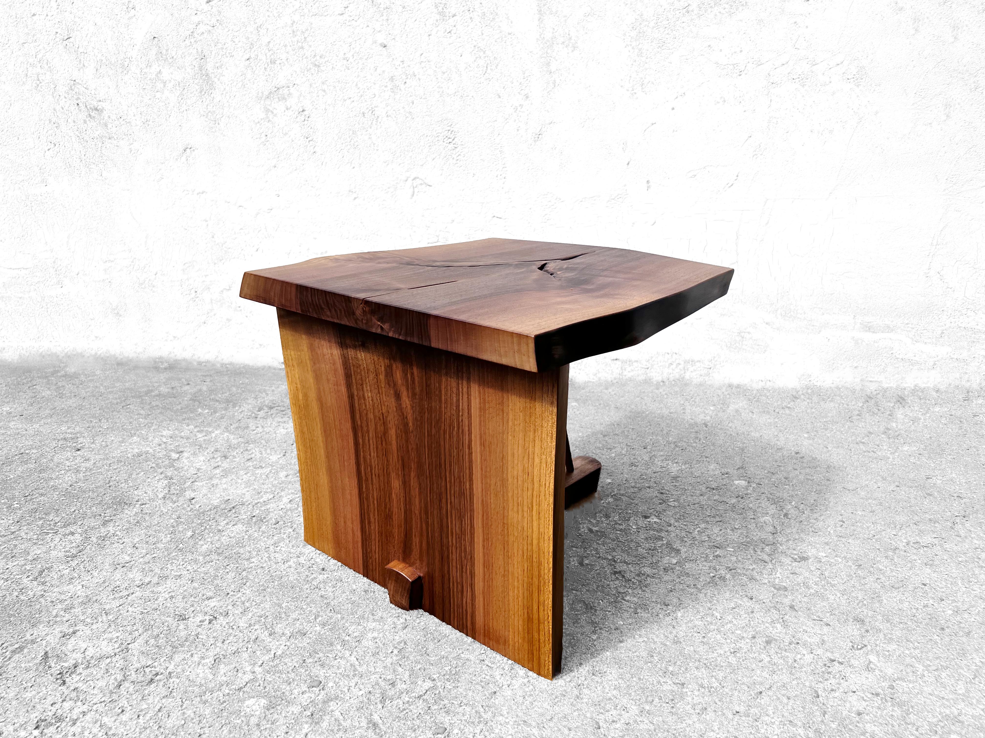 T2623 Mesa baja redonda de madera de nogal europeo by Jörg Pietschmann en venta 12