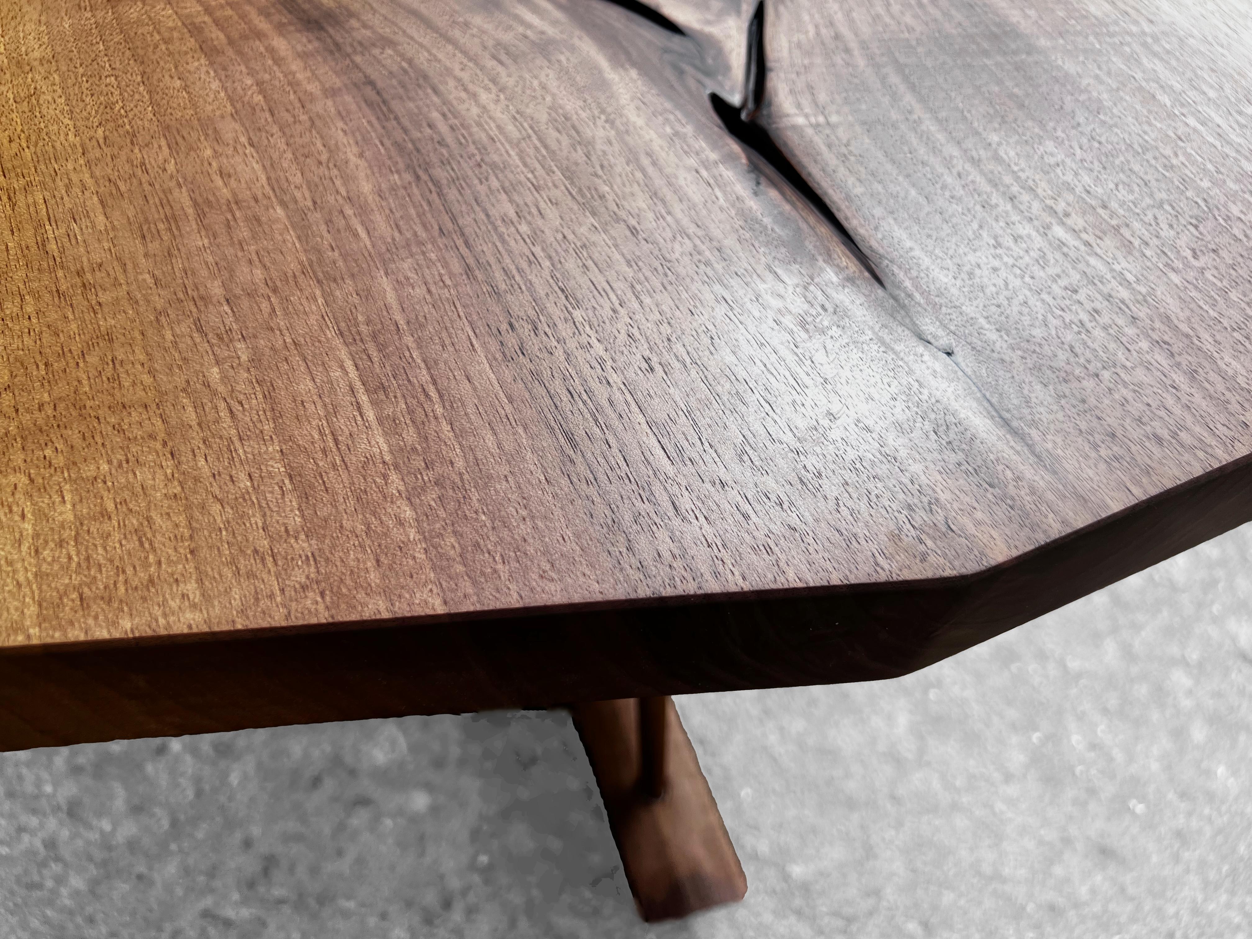 T2623 Mesa baja redonda de madera de nogal europeo by Jörg Pietschmann Posmoderno en venta
