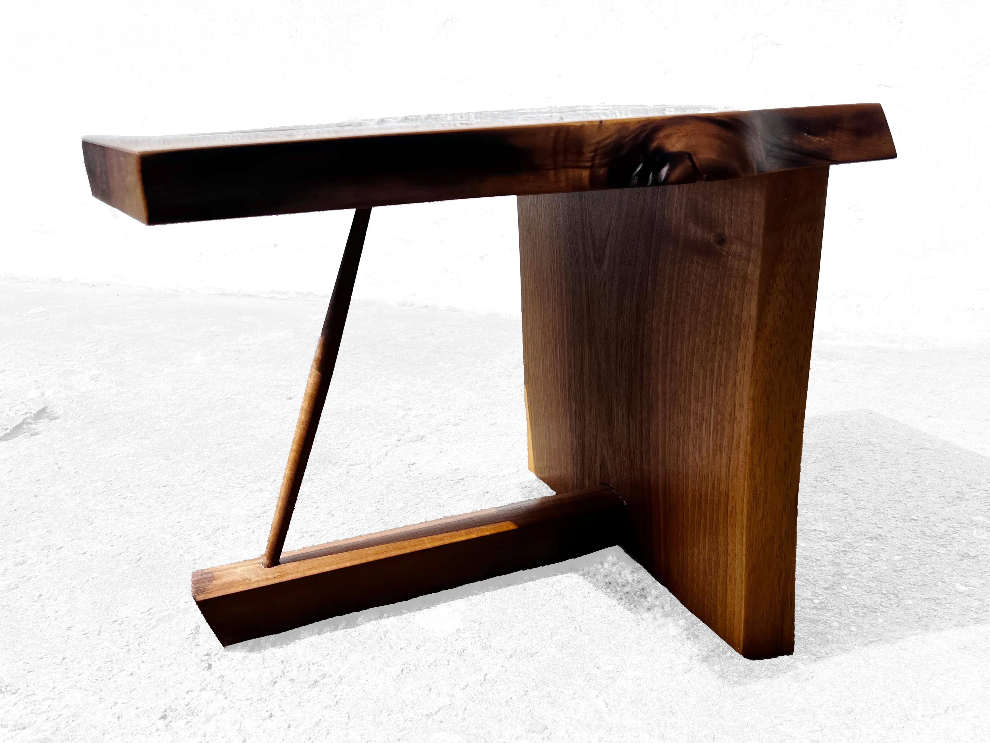 T2623 Mesa baja redonda de madera de nogal europeo by Jörg Pietschmann Alemán en venta