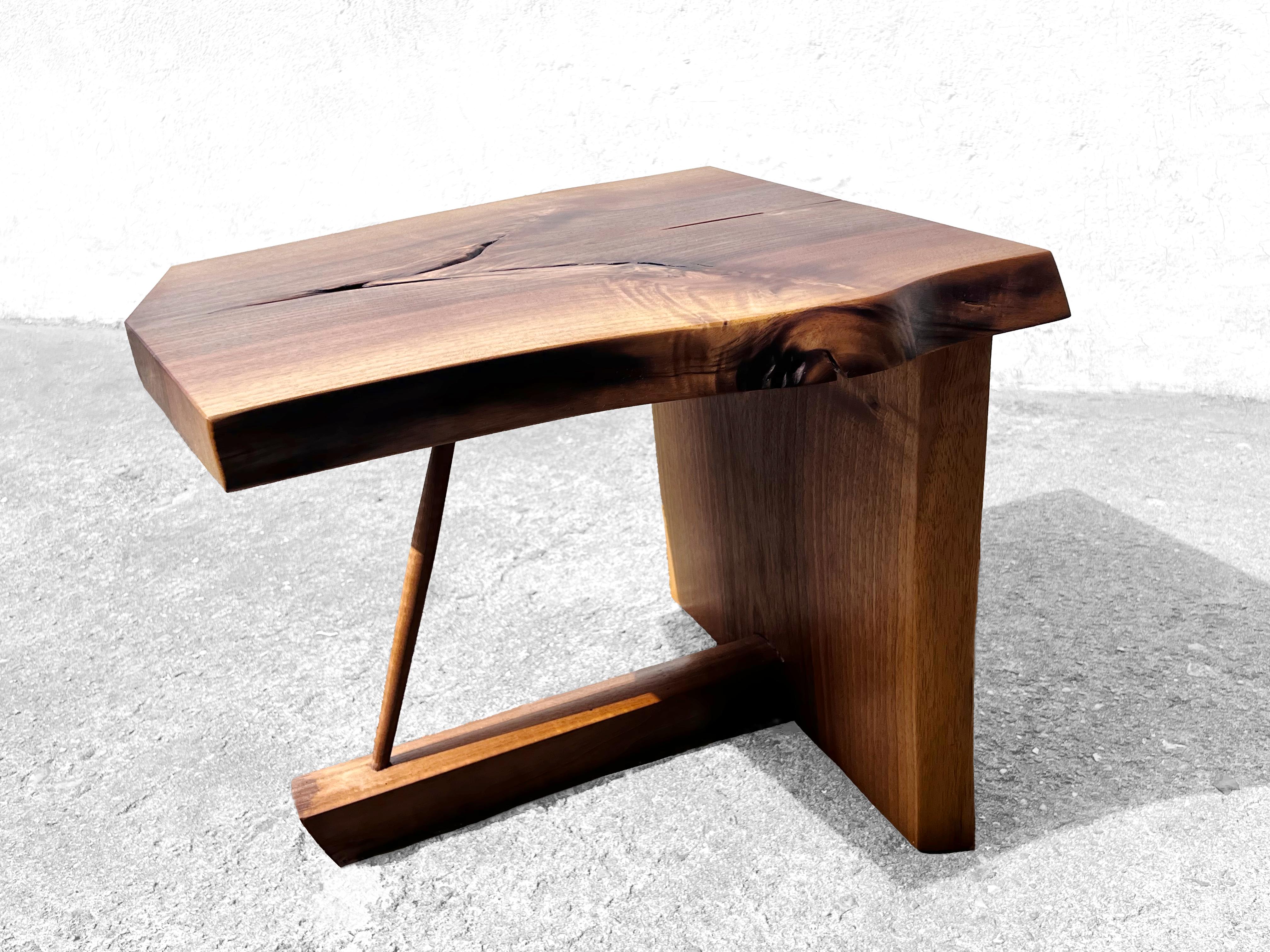 T2623 Mesa baja redonda de madera de nogal europeo by Jörg Pietschmann Otro en venta