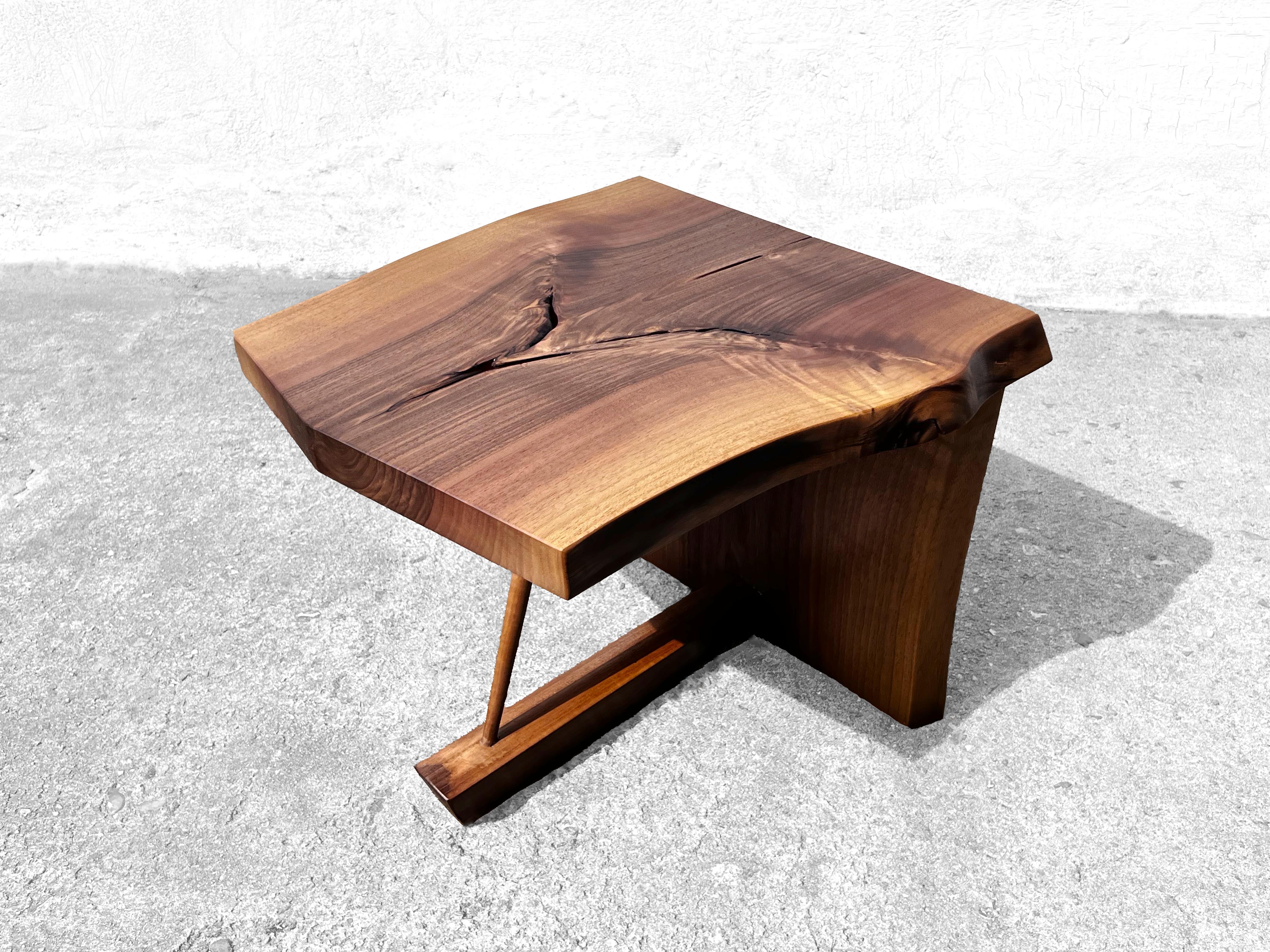 T2623 Mesa baja redonda de madera de nogal europeo by Jörg Pietschmann en Nuevo estado para la venta en Geneve, CH