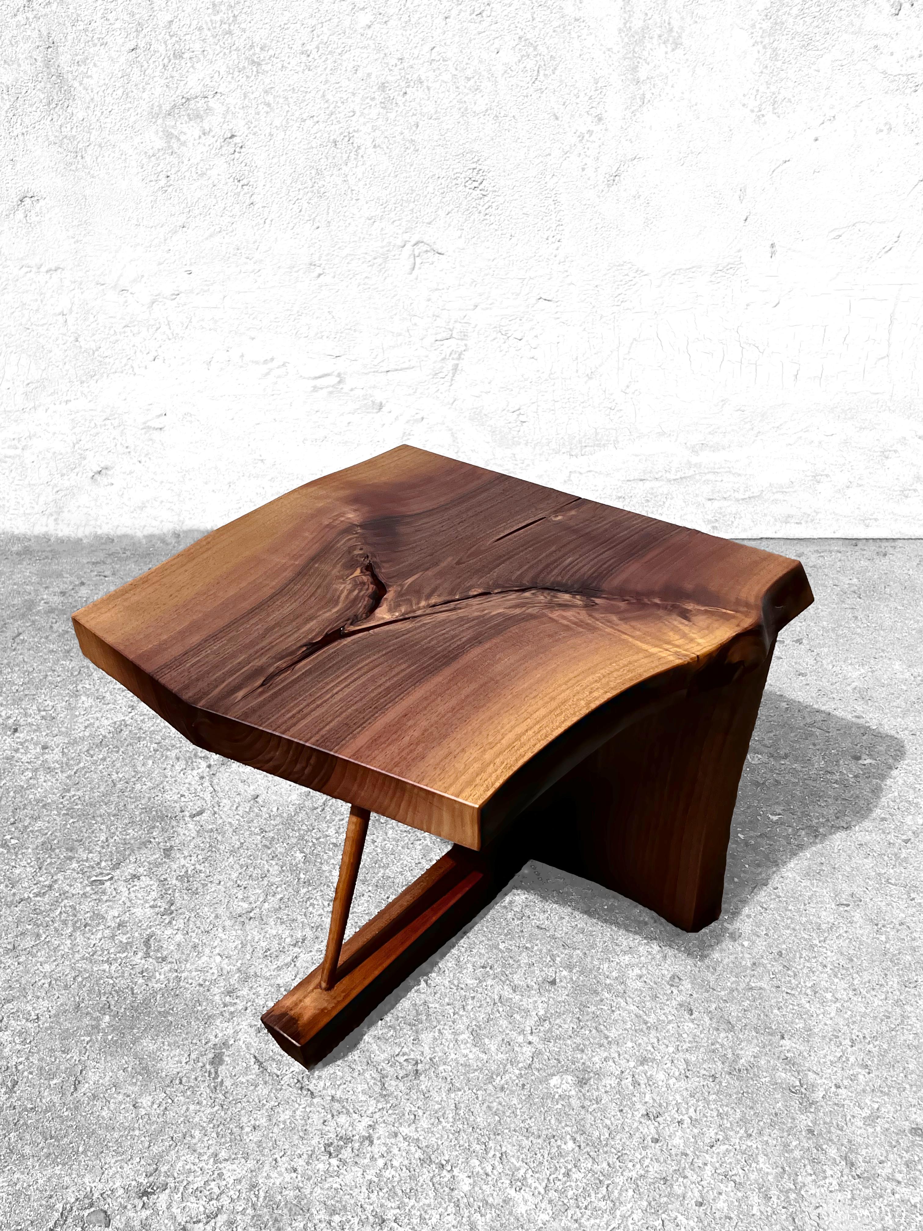T2623 Mesa baja redonda de madera de nogal europeo by Jörg Pietschmann Siglo XXI y contemporáneo en venta