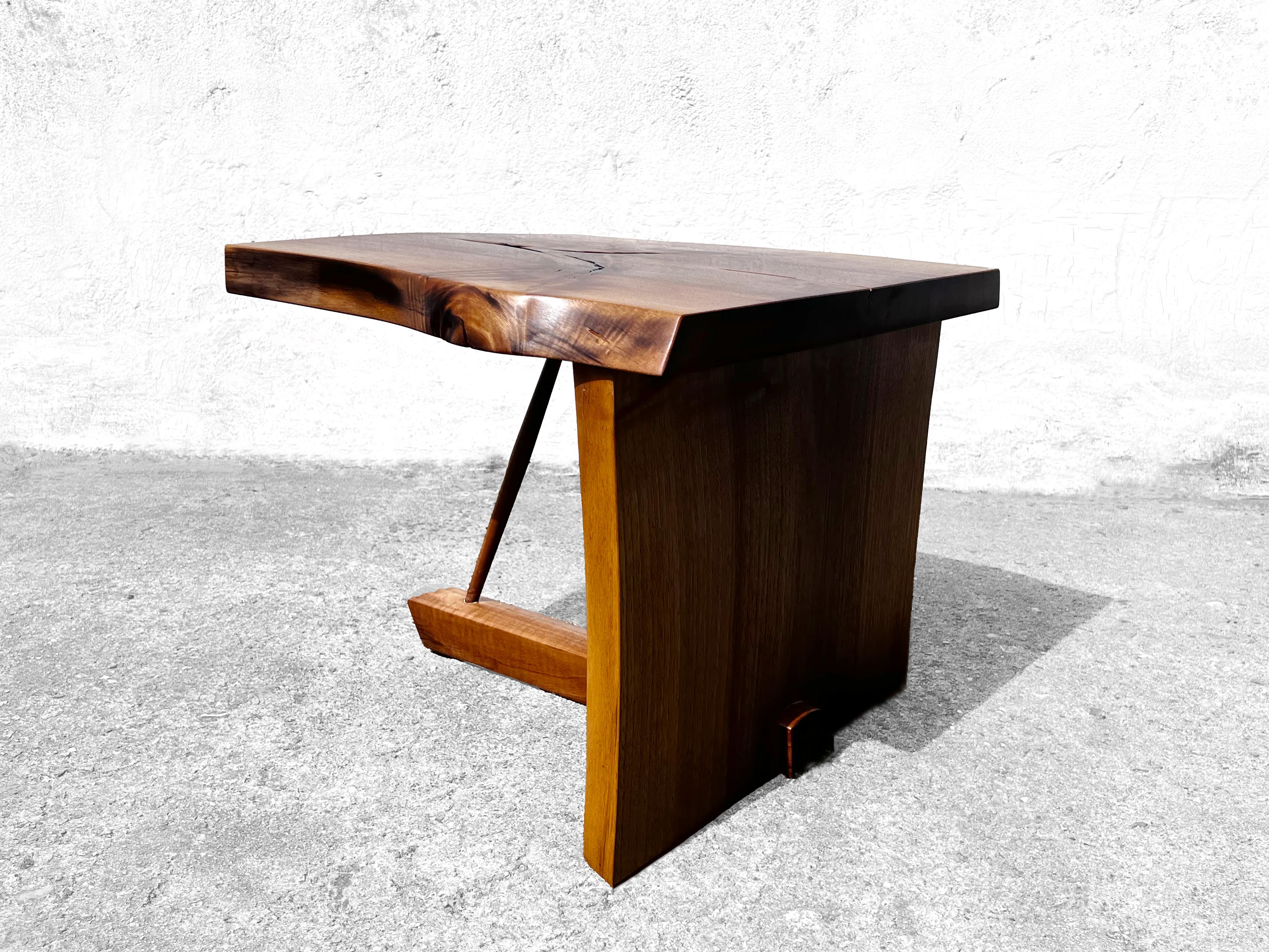 T2623 Mesa baja redonda de madera de nogal europeo by Jörg Pietschmann Nogal en venta