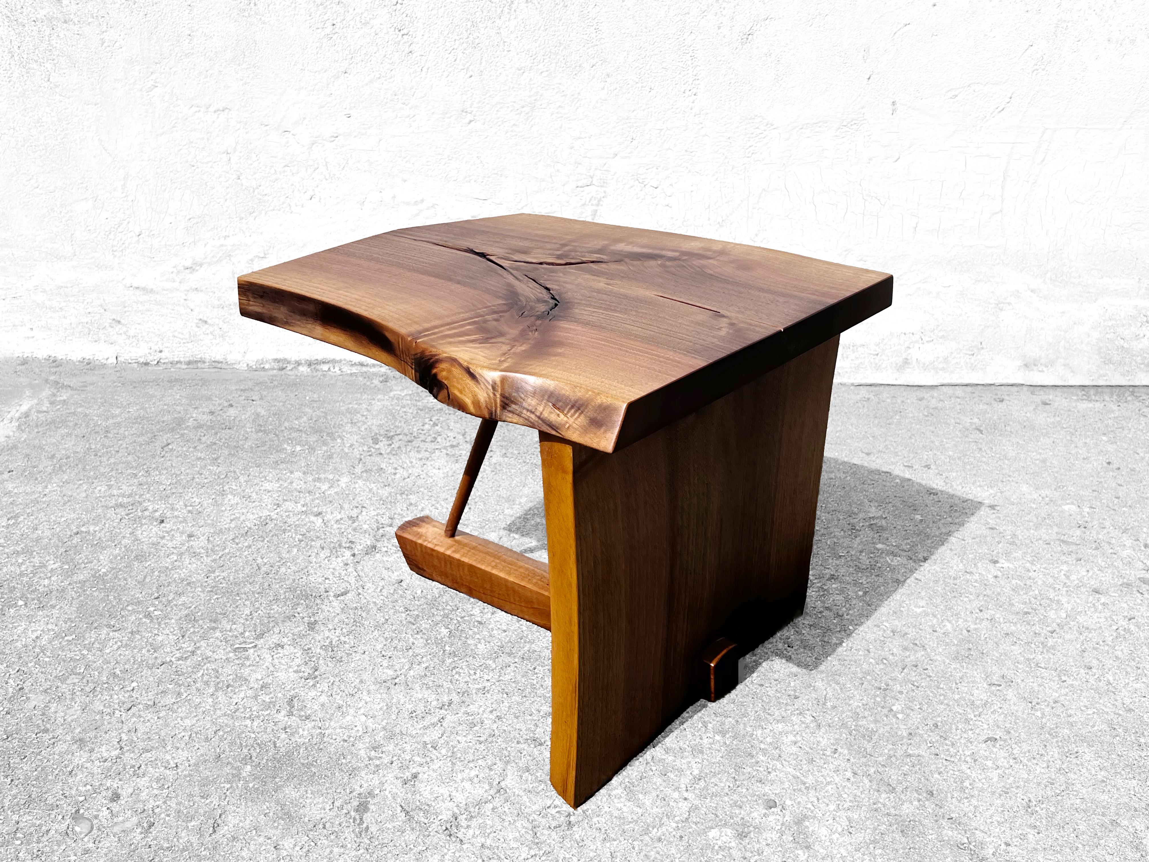 T2623 Mesa baja redonda de madera de nogal europeo by Jörg Pietschmann en venta 1