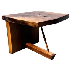 T2623 Mesa baja redonda de madera de nogal europeo by Jörg Pietschmann