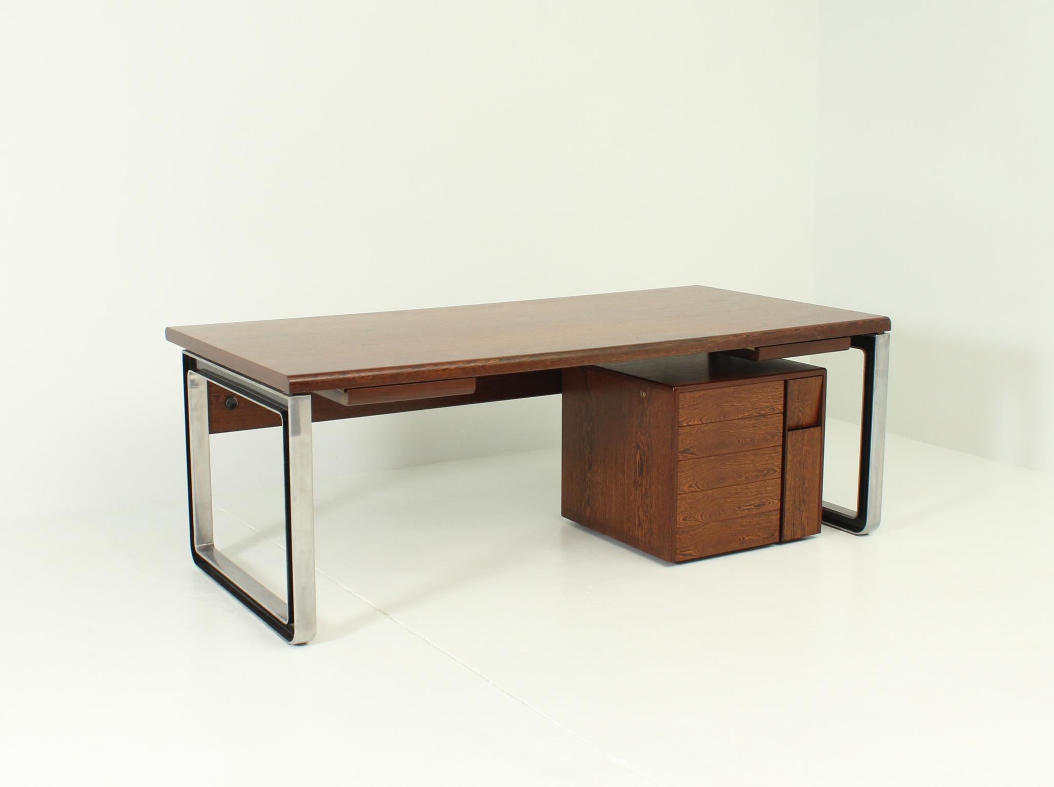 T333 desk designed in 1975 by Eugenio Gerli and Osvaldo Borsani for Tecno, Italy. Excellent wenge wood and polished aluminium bases. Easy assembly for this desk with a large utility surface, two hidden drawers and one sliding cube with four drawers