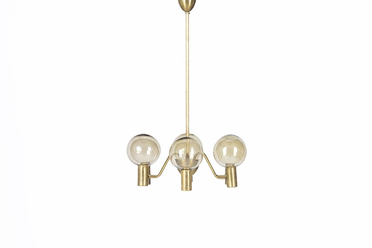 Pendant light by Hans-Agne Jakobsson, model T372 / 6 Patricia from Sweden.
Structure in brass with 6 arms terminated by 6 glass globes
the brass is patinated.