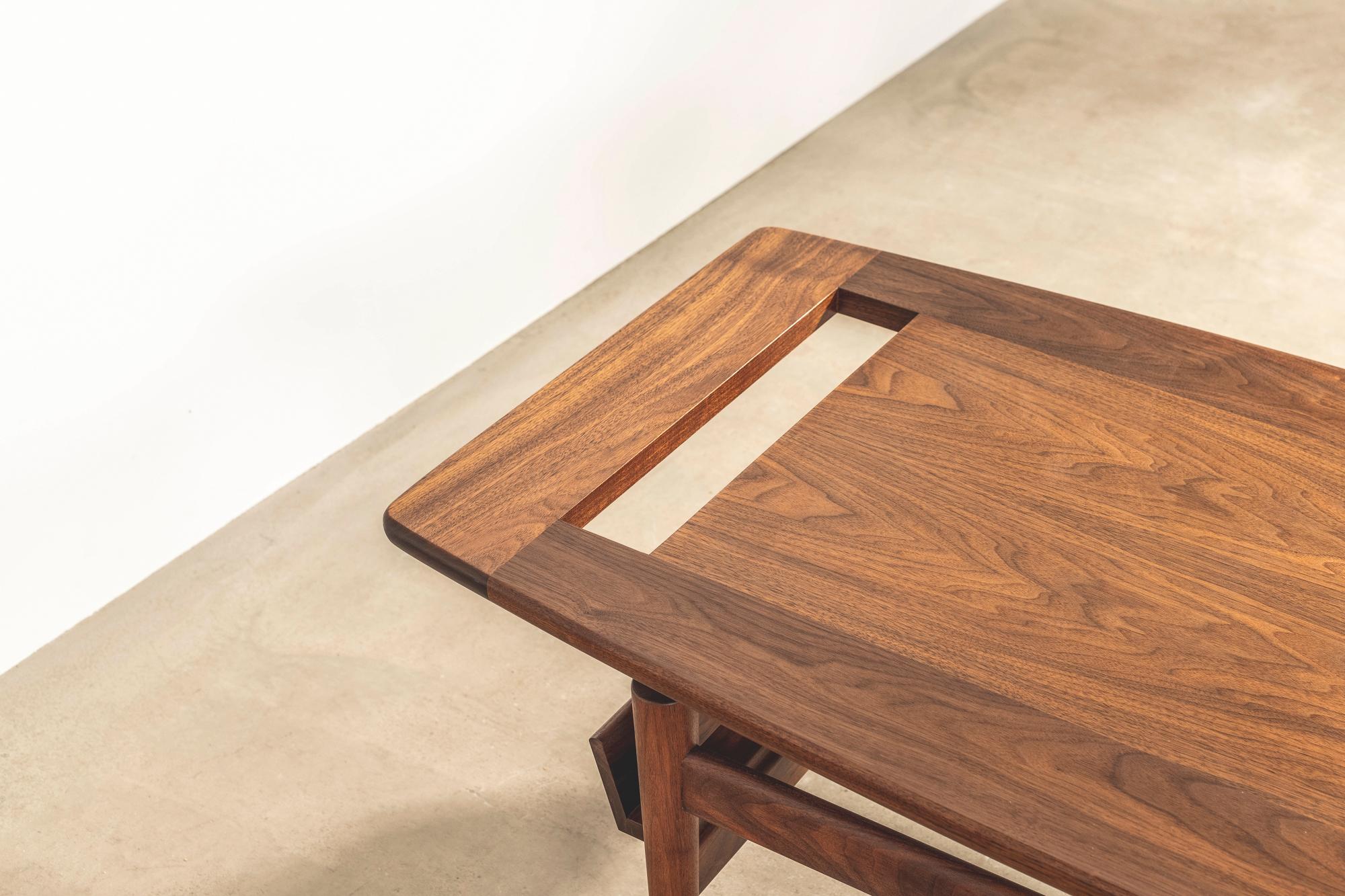 T390 Low Table with Magazine Rack in Walnut by Jens Risom In New Condition In Saffron Walden, GB