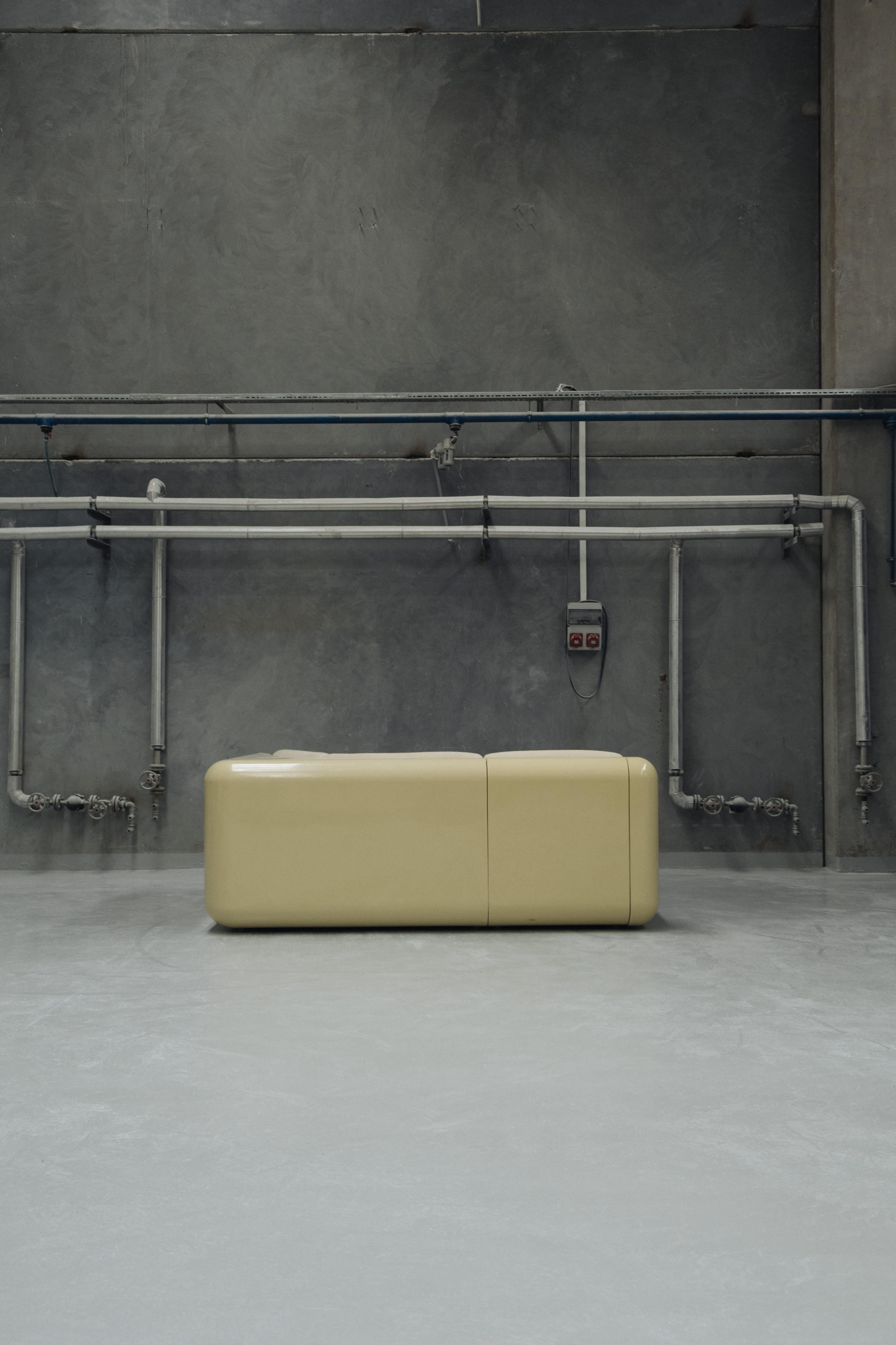 The T4 Corner Sofa designed by Holloway Li for Uma is a robust fiberglass three-seater with cream bouclé textured fabric upholstery. 
Uma’s T4 collaboration with Holloway Li was unveiled in 2022. The playful design of the T4 invites us to take a