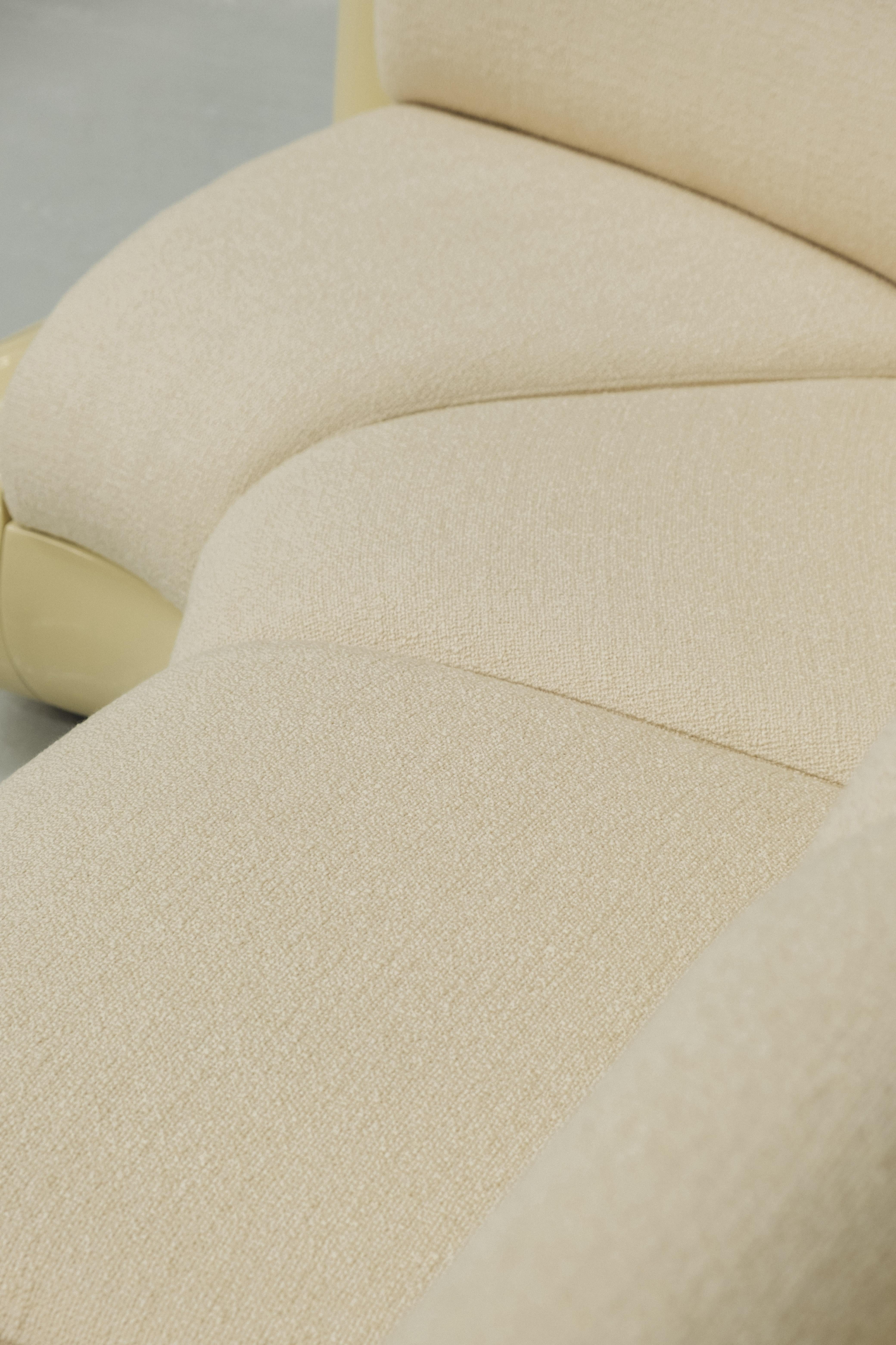 Contemporary T4 Right Sided Corner Sofa in Cream Soda For Sale