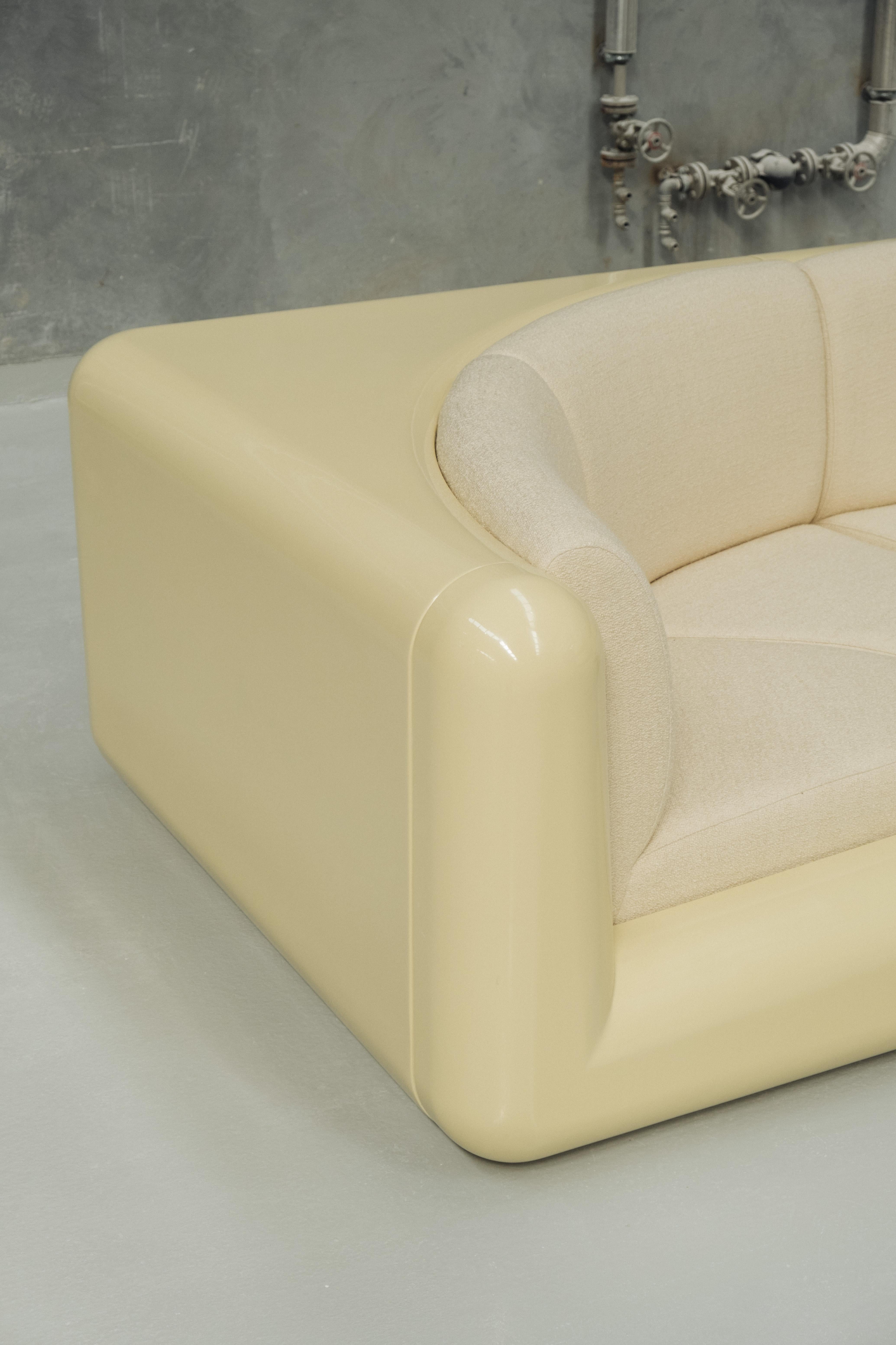 Contemporary T4 U Sofa in Cream Soda For Sale