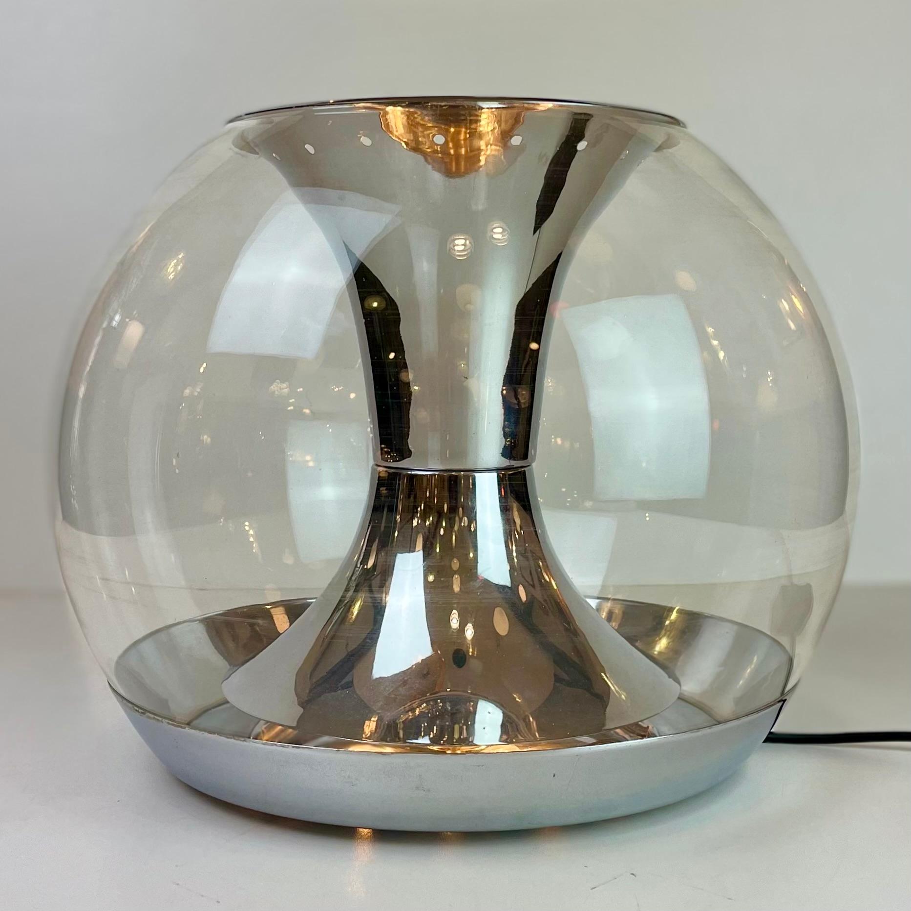 Rare big ball table or floor lamp, made of chrome and glass with a double light source that can be light-up all toghter or separately. Named T417 this Italian beauty was designed by Luci Illuminazione in the 1970’s.
-
Rare grande lampe de table ou