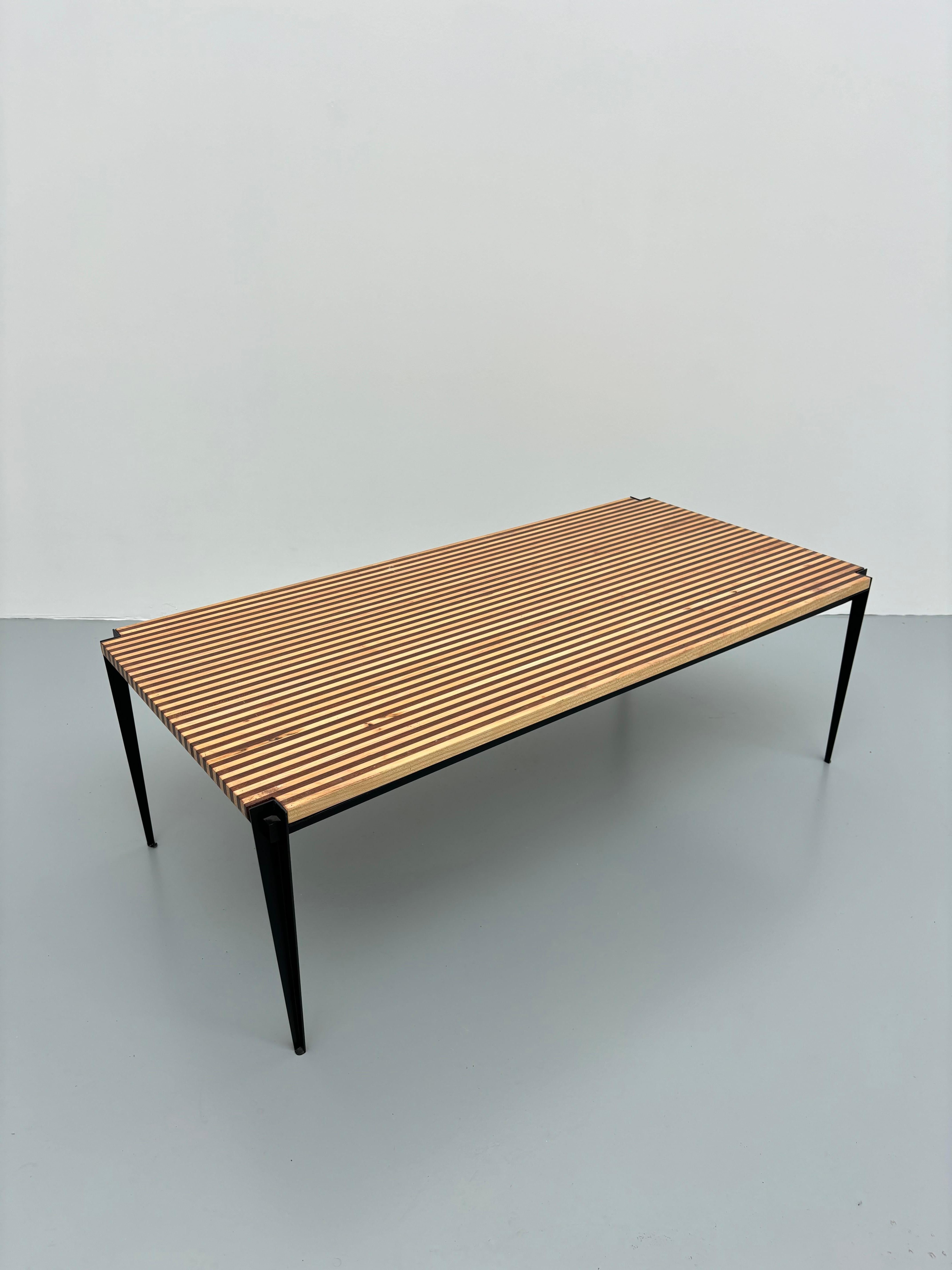 Jolie table basse par Osvaldo Borsani pour Tecno.