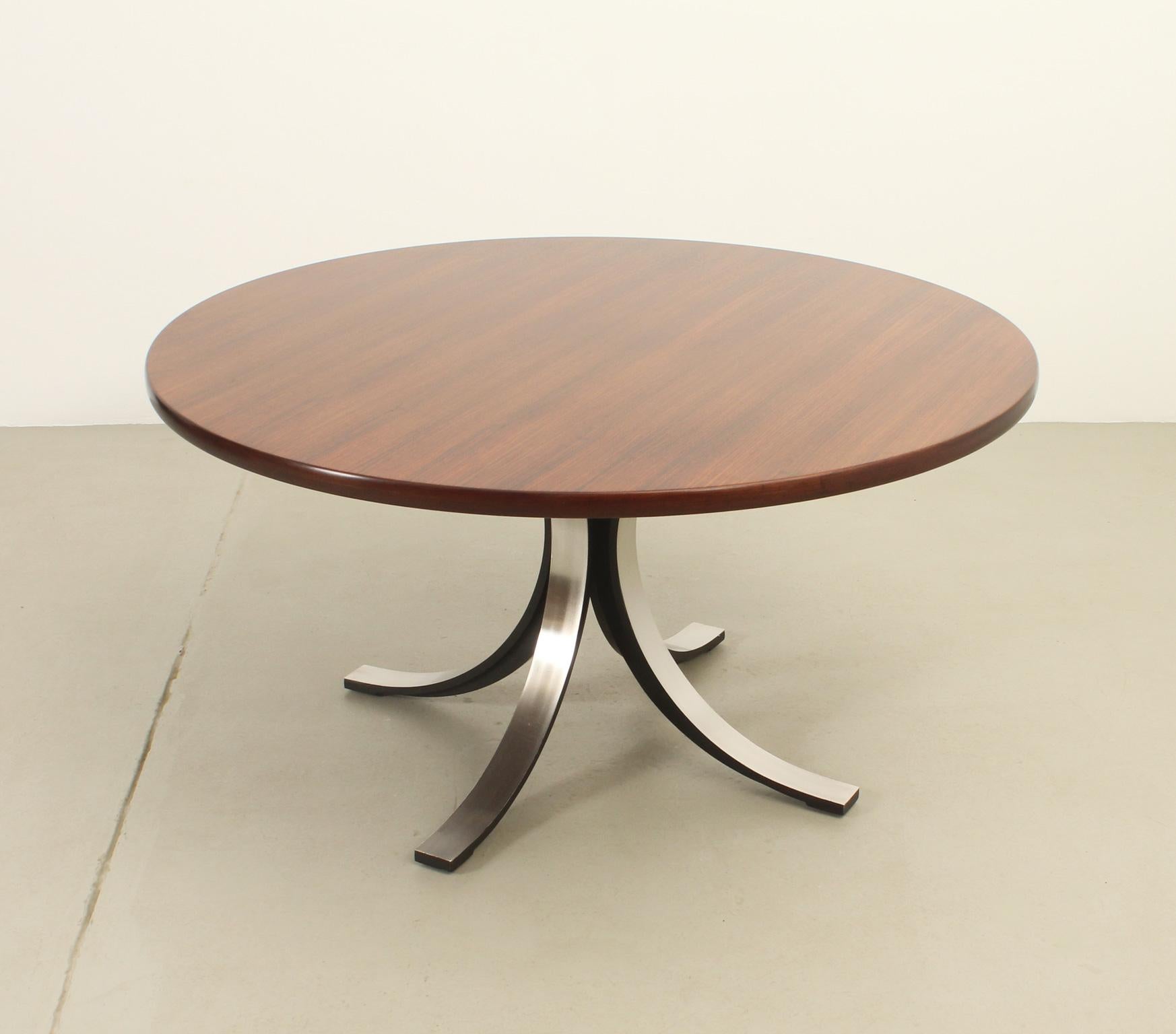 T69 table designed in 1963 by Osvaldo Borsani and Eugenio Gerli for Tecno, Italy. Lacquered aluminium and polished steel base with teak wood top. 