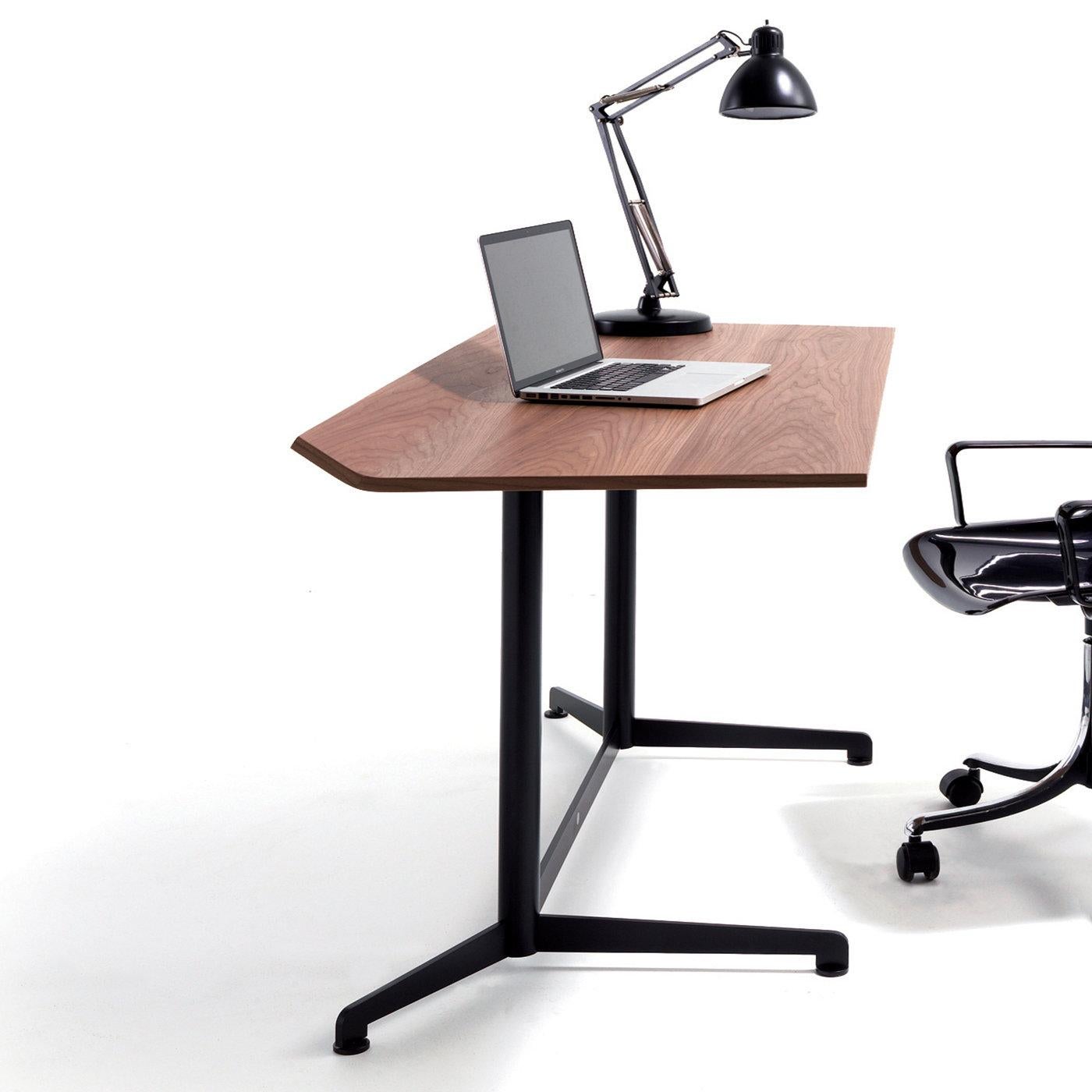 The minimalist and elegant design of this desk makes it the perfect addition to any modern context requiring an efficiently-equipped working station. A streamlined structure in black-painted steel sustains the sturdy top in Canaletto walnut, which