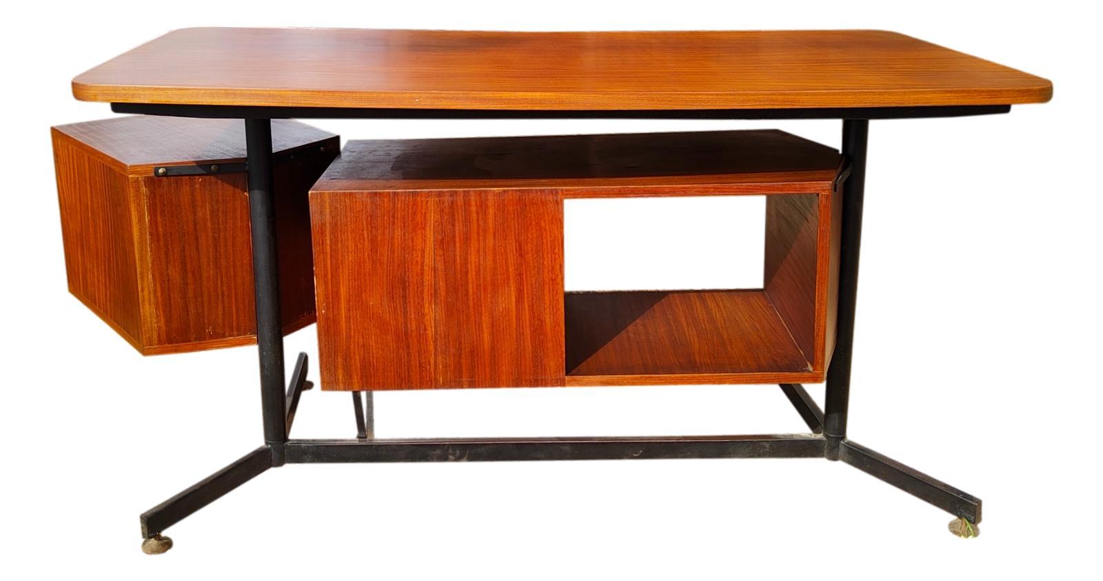 Wonderful t95 desk by osvaldo borsani for Tecno, Italy, about 1950.
Equipped with two chests of drawers, one suspended and rotatable, with a large window, the other fixed, on a black lacquered metal structure with brass feet.
The table top is