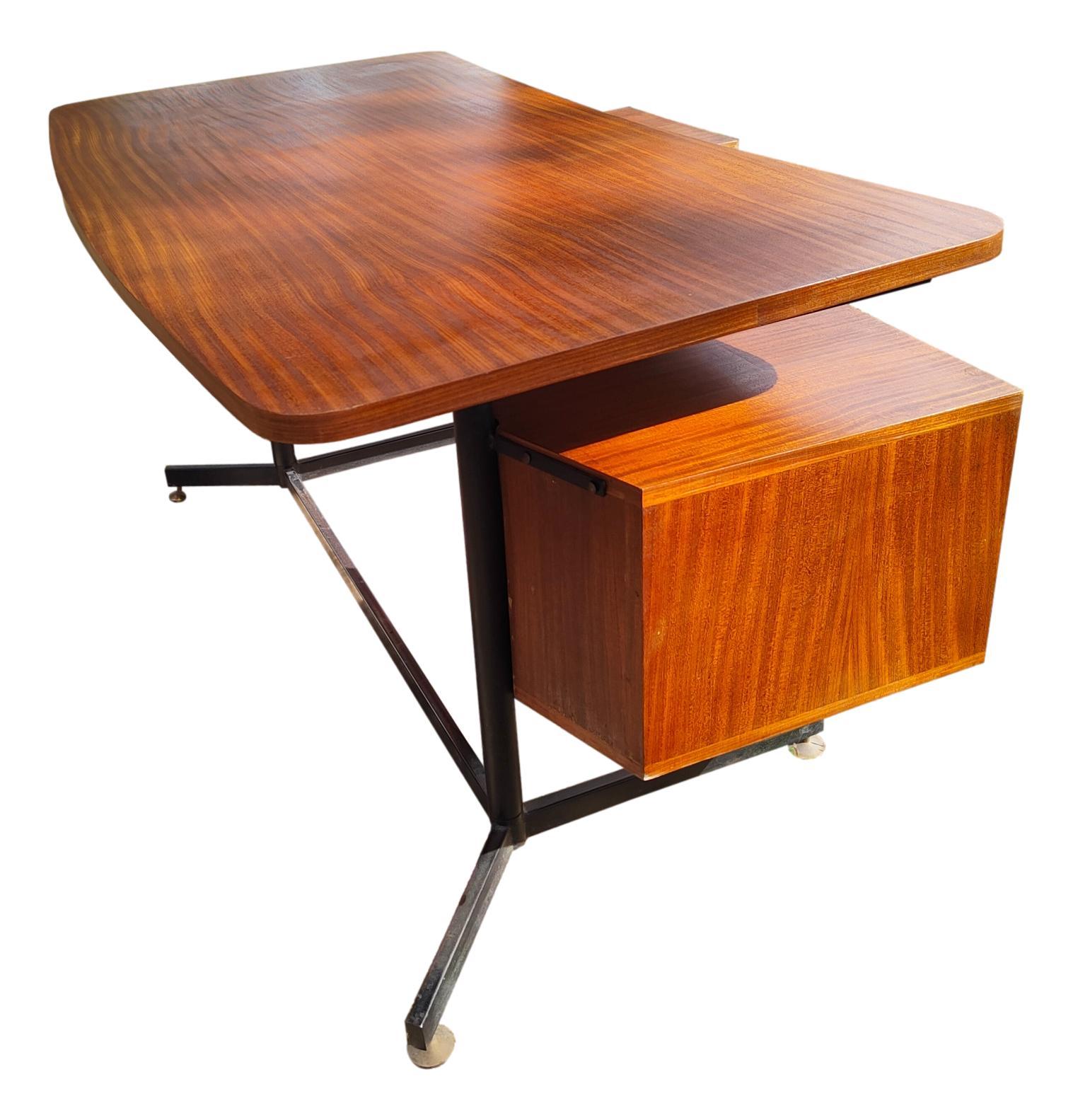 Schreibtisch-Tisch im Stil von  Osvaldo Borsani für Tecno Design, Italien 1950 (19. Jahrhundert) im Angebot