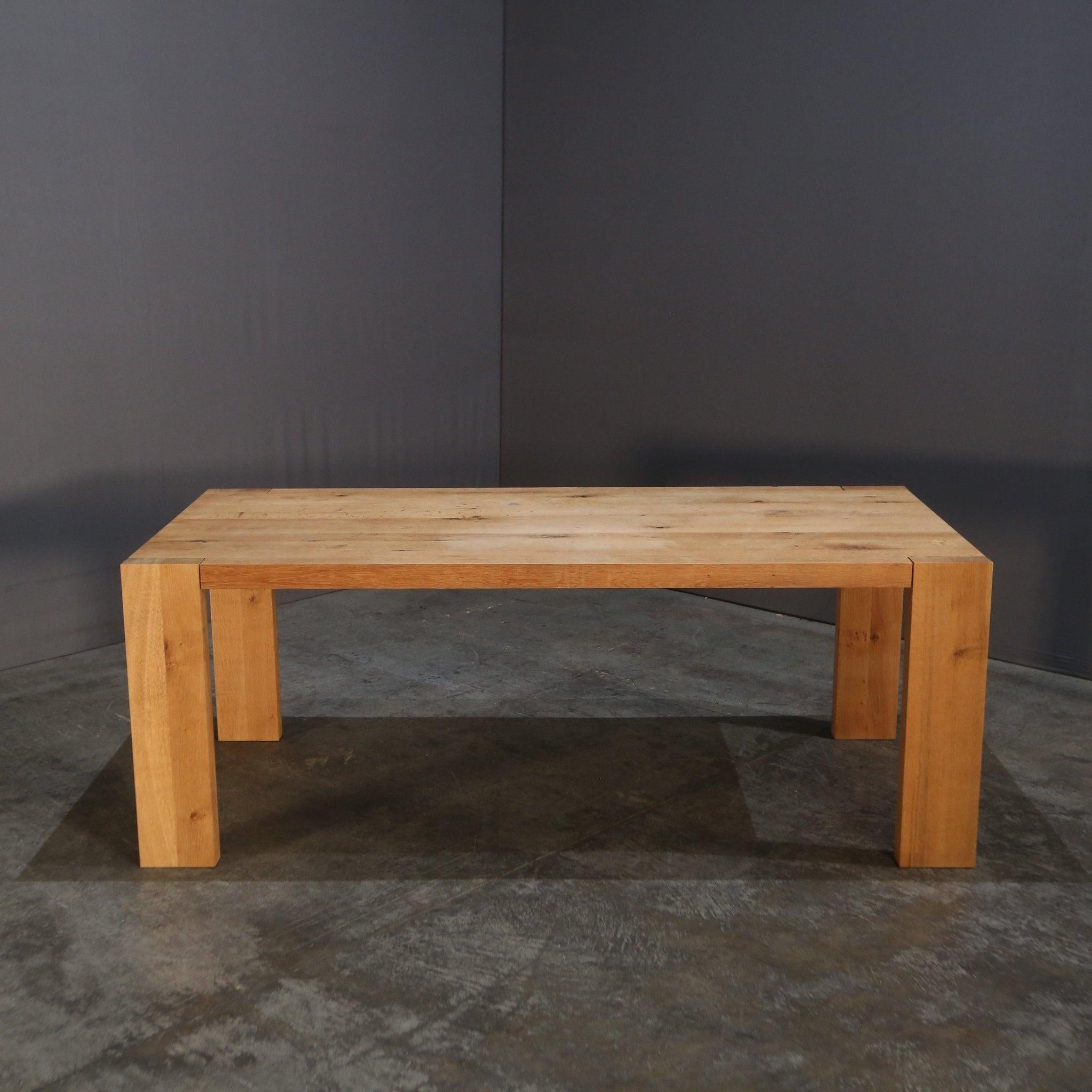 Voici la table de salle à manger TA17 London, créée par le célèbre designer Philipp Mainzer. Cette pièce étonnante est une véritable déclaration de luxe et de sophistication, parfaite pour toute salle à manger moderne. Fabriquée à partir de
