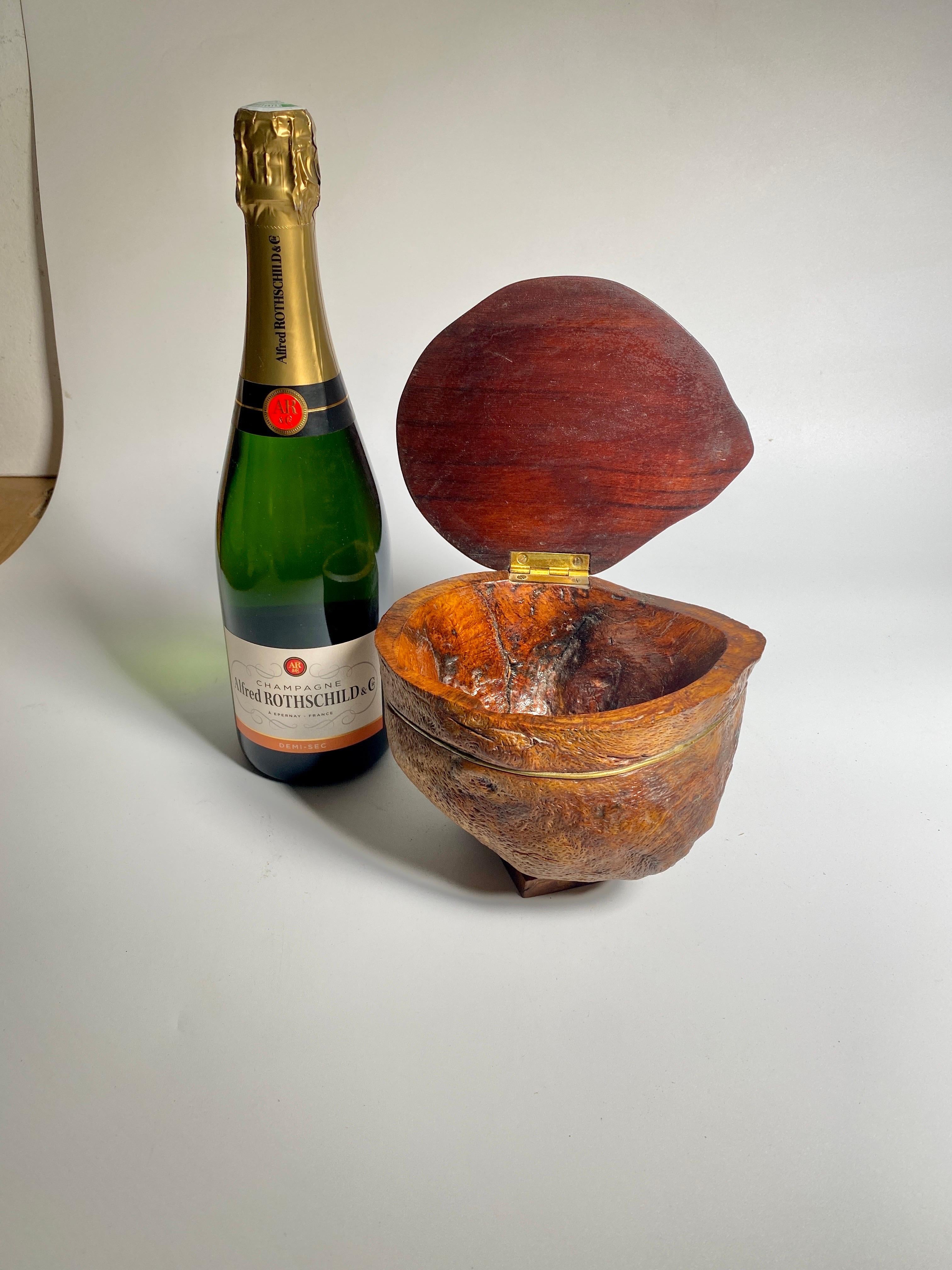 Scatola per tabacco in Wood. Con ottone. Modello Leaf Decor. Colore marrone.
È stato realizzato in Francia circa nel 1970.
