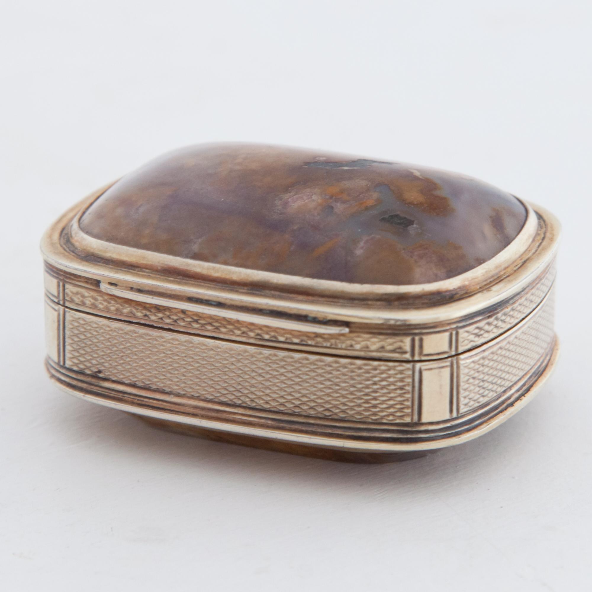 Small tabatiere with Vermeil mount and moss agate in the lid and bottom. Inscription at the inner rim: 