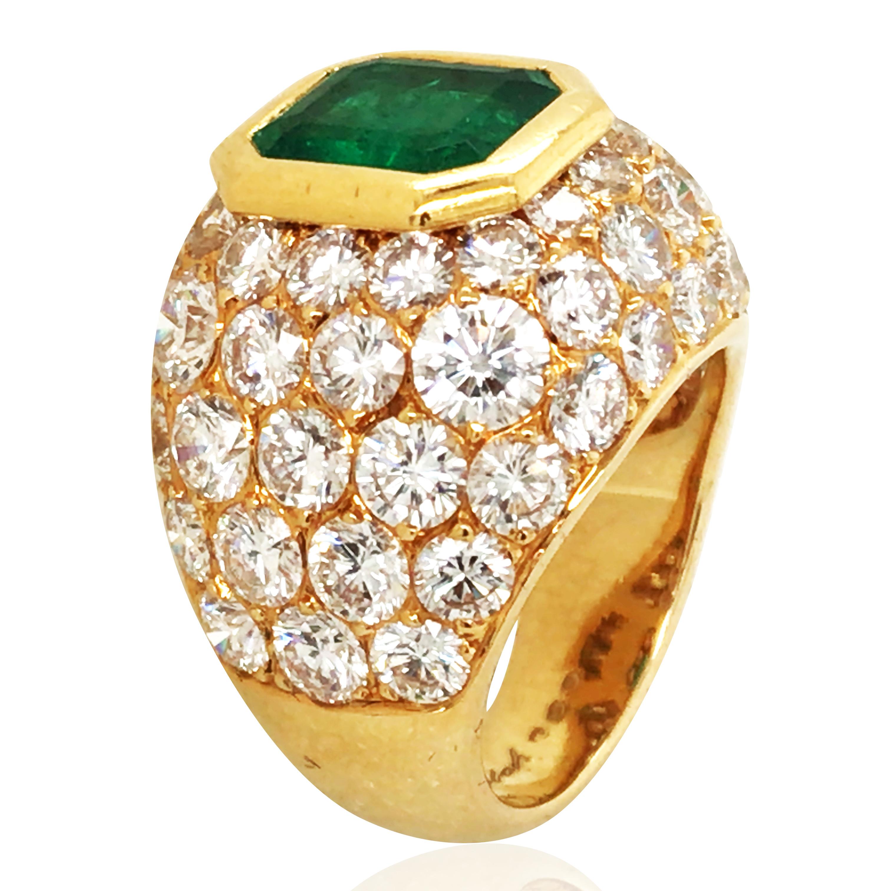 This Tabbah ring features an approximately 2ct Colombian minor emerald at its center, showcasing its captivating green brilliance. The band is beautifully set with approximately 7.67ct of diamonds, enhancing its luxurious feel and brilliance.