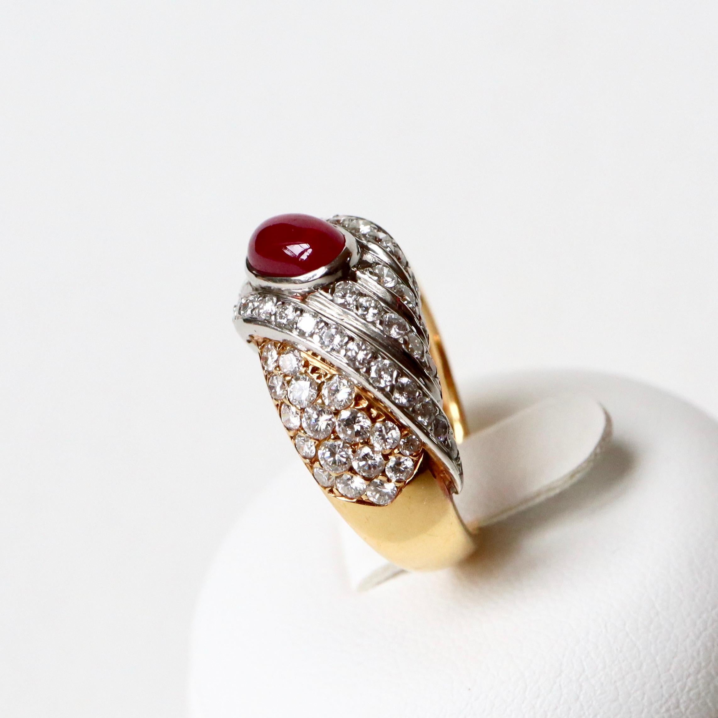 TABBAH Ring in 18 KT yellow Gold and Platinum adorned with a Cabochon Ruby ​​of dimension 8 x 5 mm and Diamonds for approximately 1 Carat
The body of the Ring is in yellow Gold, the center formed by three Rows of Diamonds set in Platinum, retaining