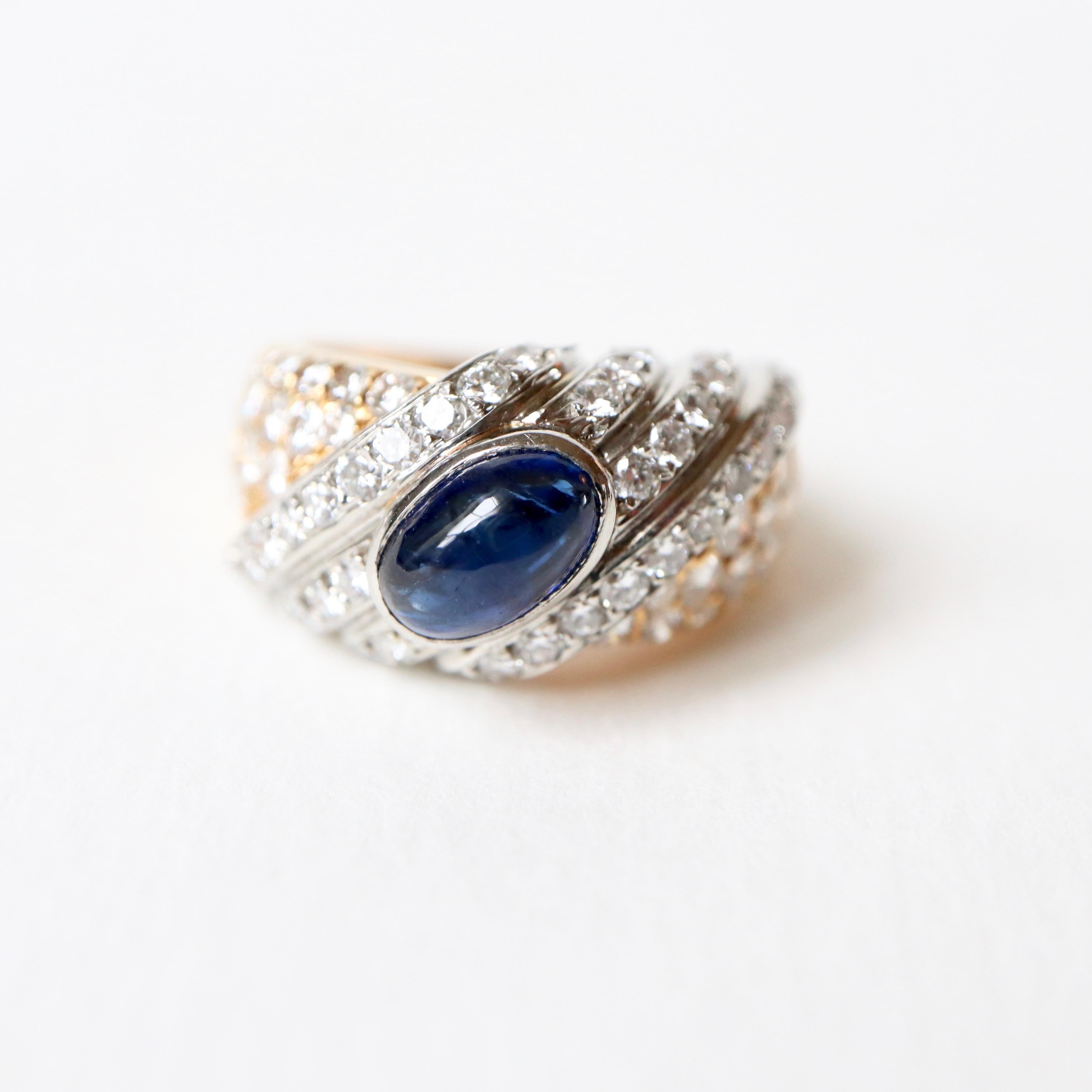 Tabbah Ring in 18 Karat Yellow Gold and Platinum Cabochon Sapphire and Diamonds In Good Condition For Sale In Paris, FR