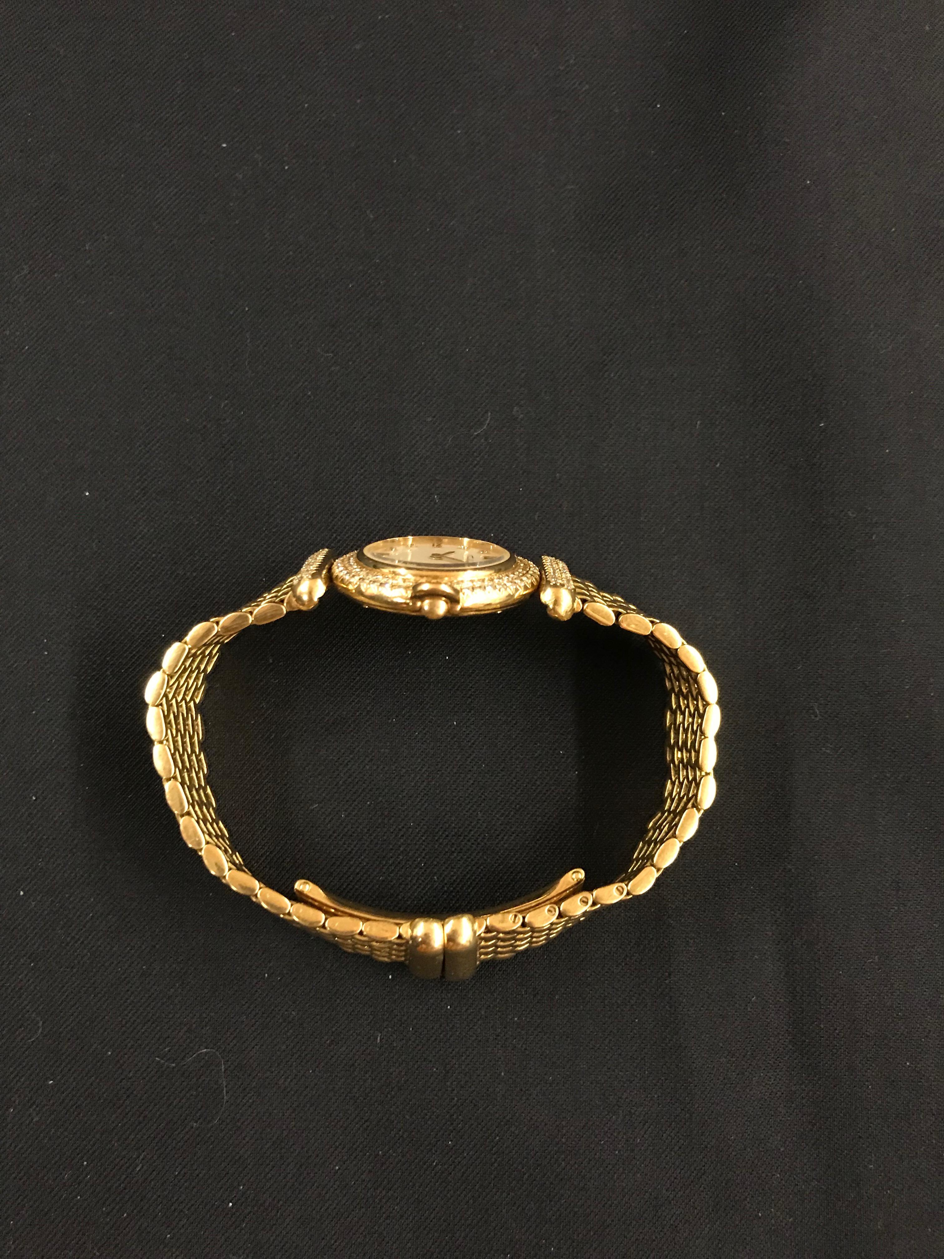 Montre-bracelet Tabbah en or 18 carats et diamants Modèle Béret Pour femmes en vente