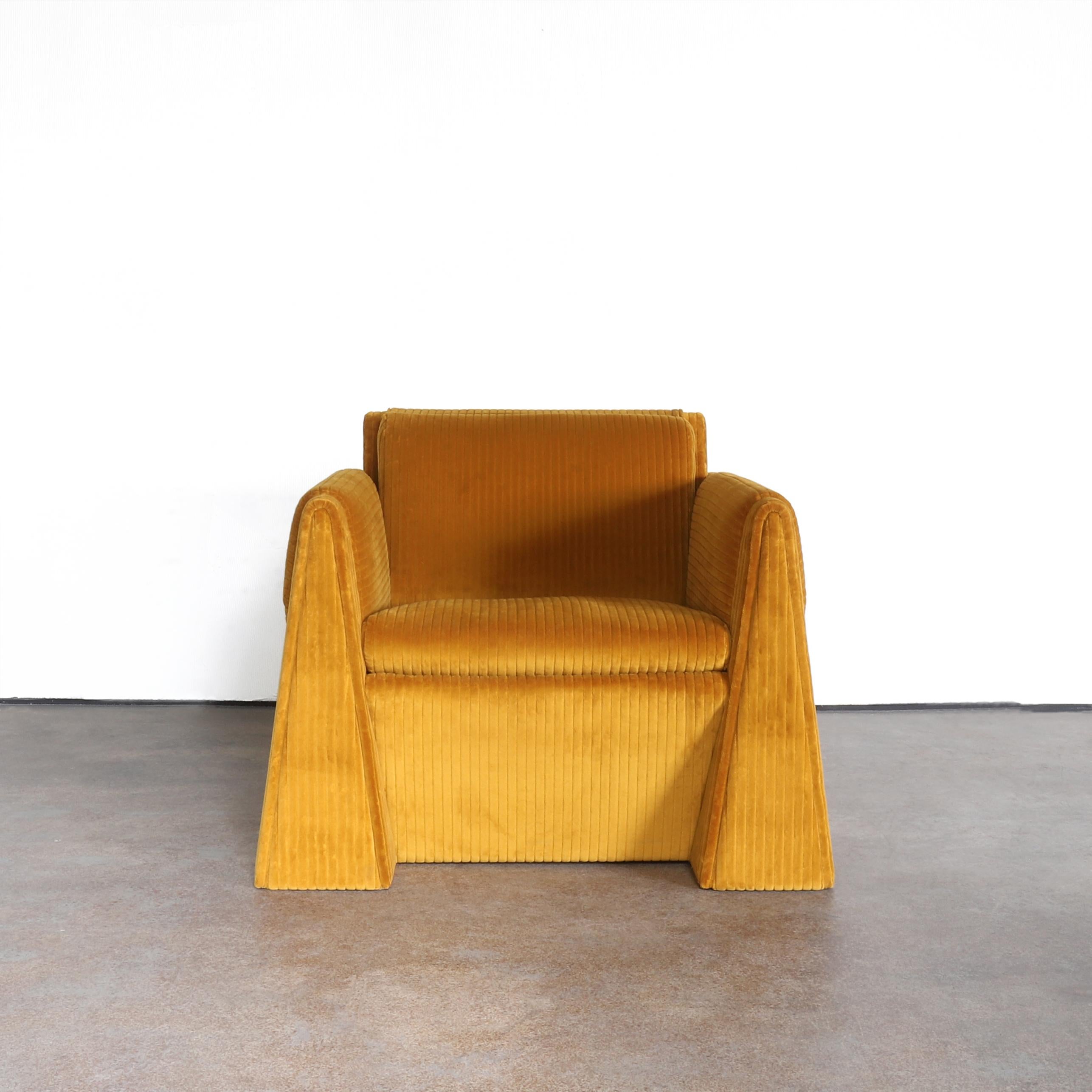 Silla Tabei de Crump and Kwash 

Tapicería graduada o COM / construcción de madera contrachapada / acolchado premium / envoltura de plumón 

37